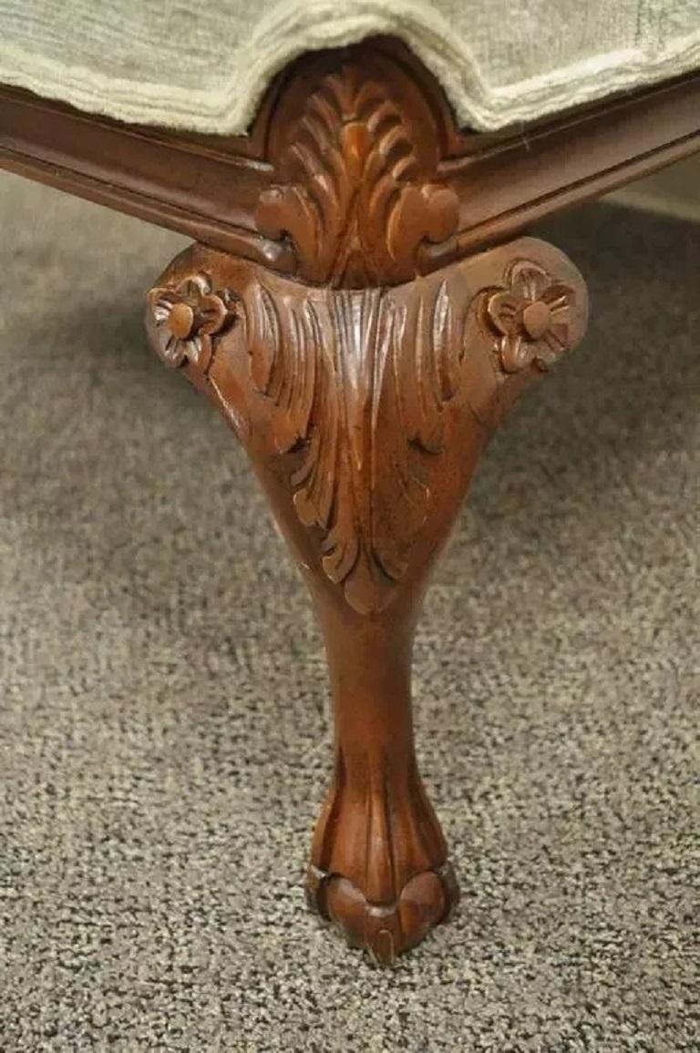 Georgiano Sedia Wingback imbottita in stile georgiano in mogano sovradimensionato con Ball and Claw in vendita