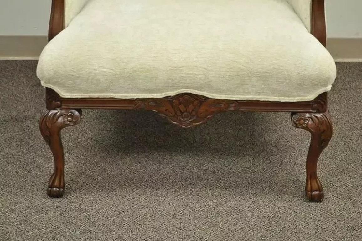 Sconosciuto Sedia Wingback imbottita in stile georgiano in mogano sovradimensionato con Ball and Claw in vendita