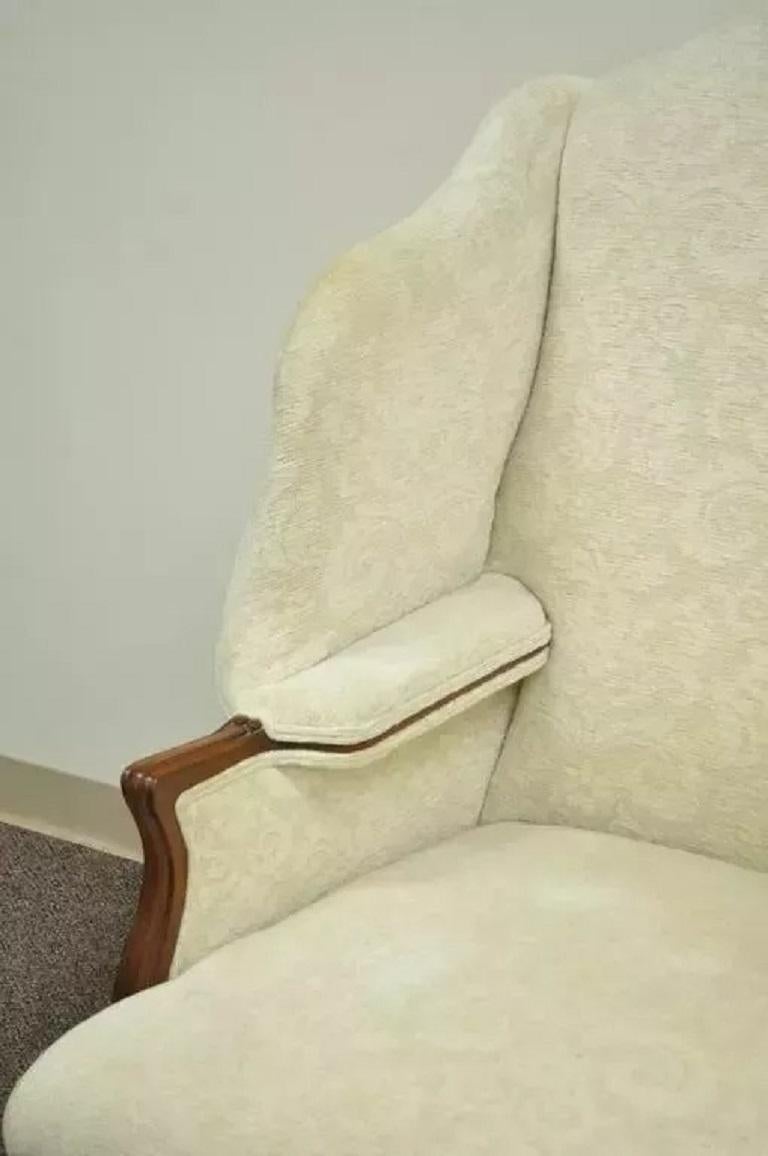 Sedia Wingback imbottita in stile georgiano in mogano sovradimensionato con Ball and Claw In condizioni buone in vendita a Philadelphia, PA