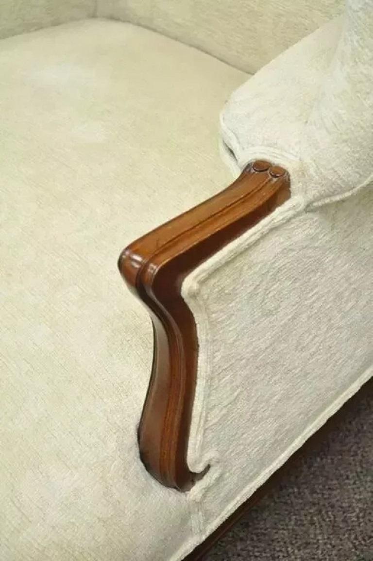 XX secolo Sedia Wingback imbottita in stile georgiano in mogano sovradimensionato con Ball and Claw in vendita