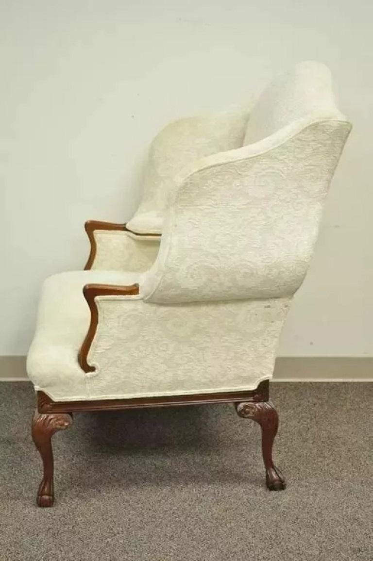 Tessuto Sedia Wingback imbottita in stile georgiano in mogano sovradimensionato con Ball and Claw in vendita