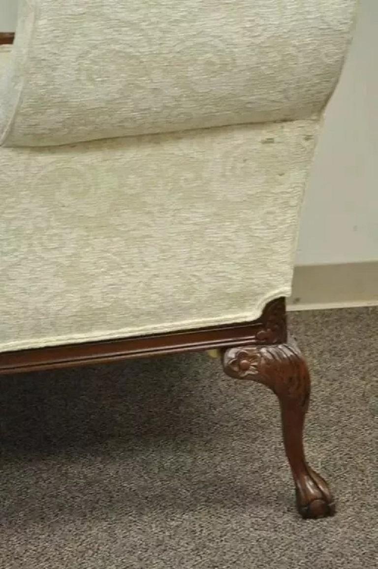 Sedia Wingback imbottita in stile georgiano in mogano sovradimensionato con Ball and Claw in vendita 1