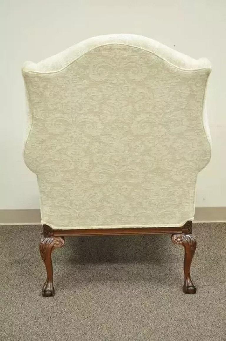 Sedia Wingback imbottita in stile georgiano in mogano sovradimensionato con Ball and Claw in vendita 2