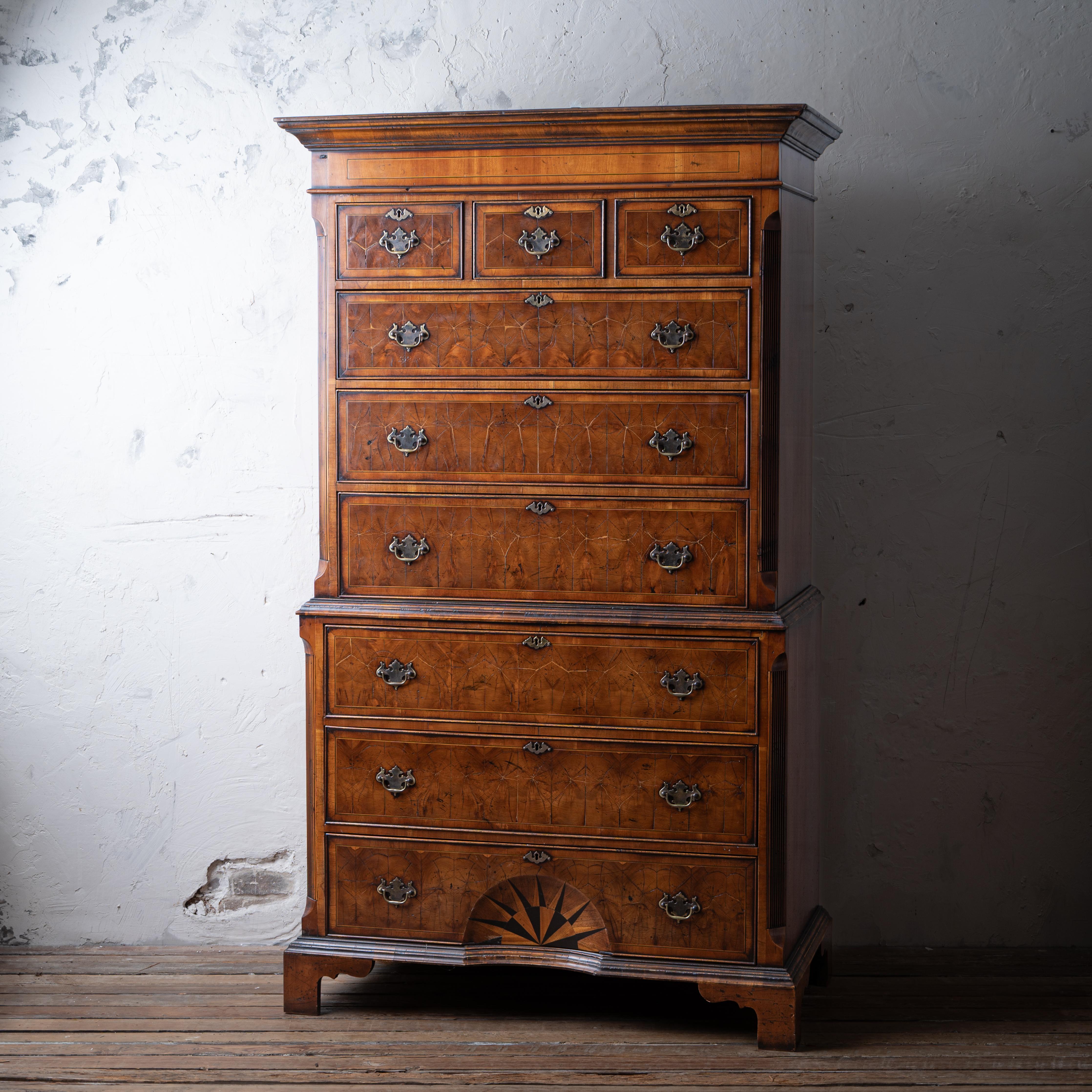 Georgian Style Oyster Veneer Tallboy Chest on Chest en venta 4
