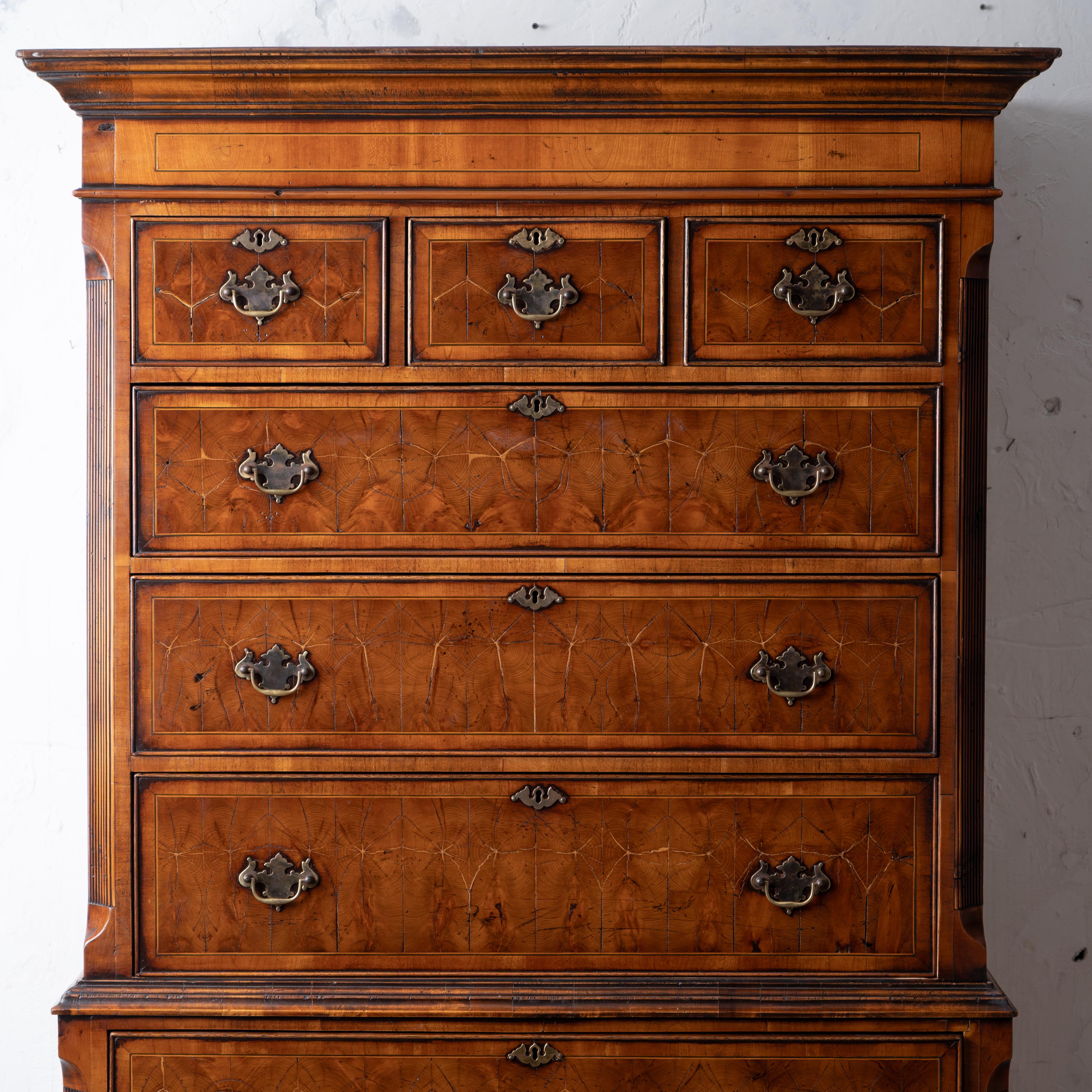 Georgian Style Oyster Veneer Tallboy Chest on Chest Georgiano en venta