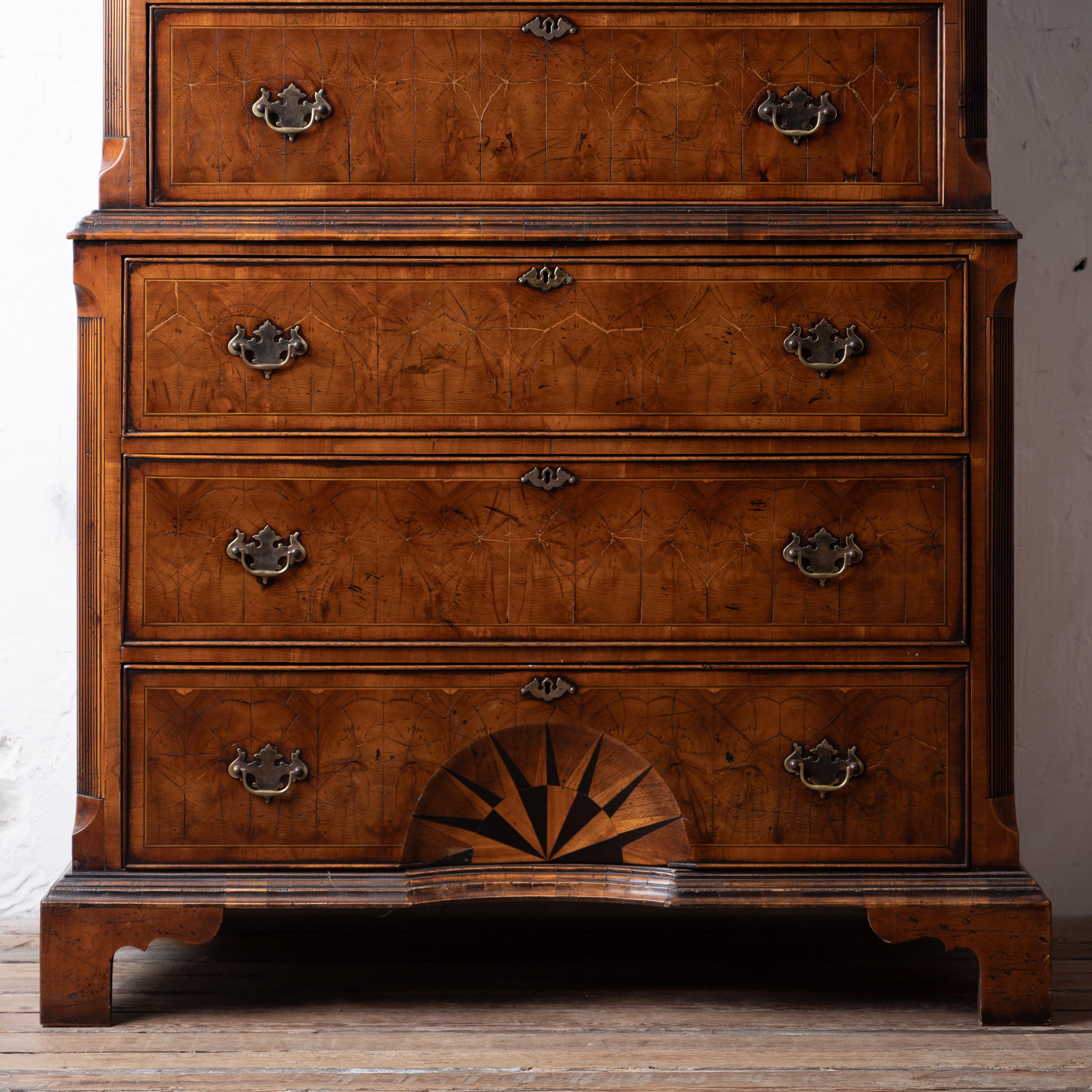 Georgian Style Oyster Veneer Tallboy Chest on Chest en Bueno estado para la venta en Savannah, GA