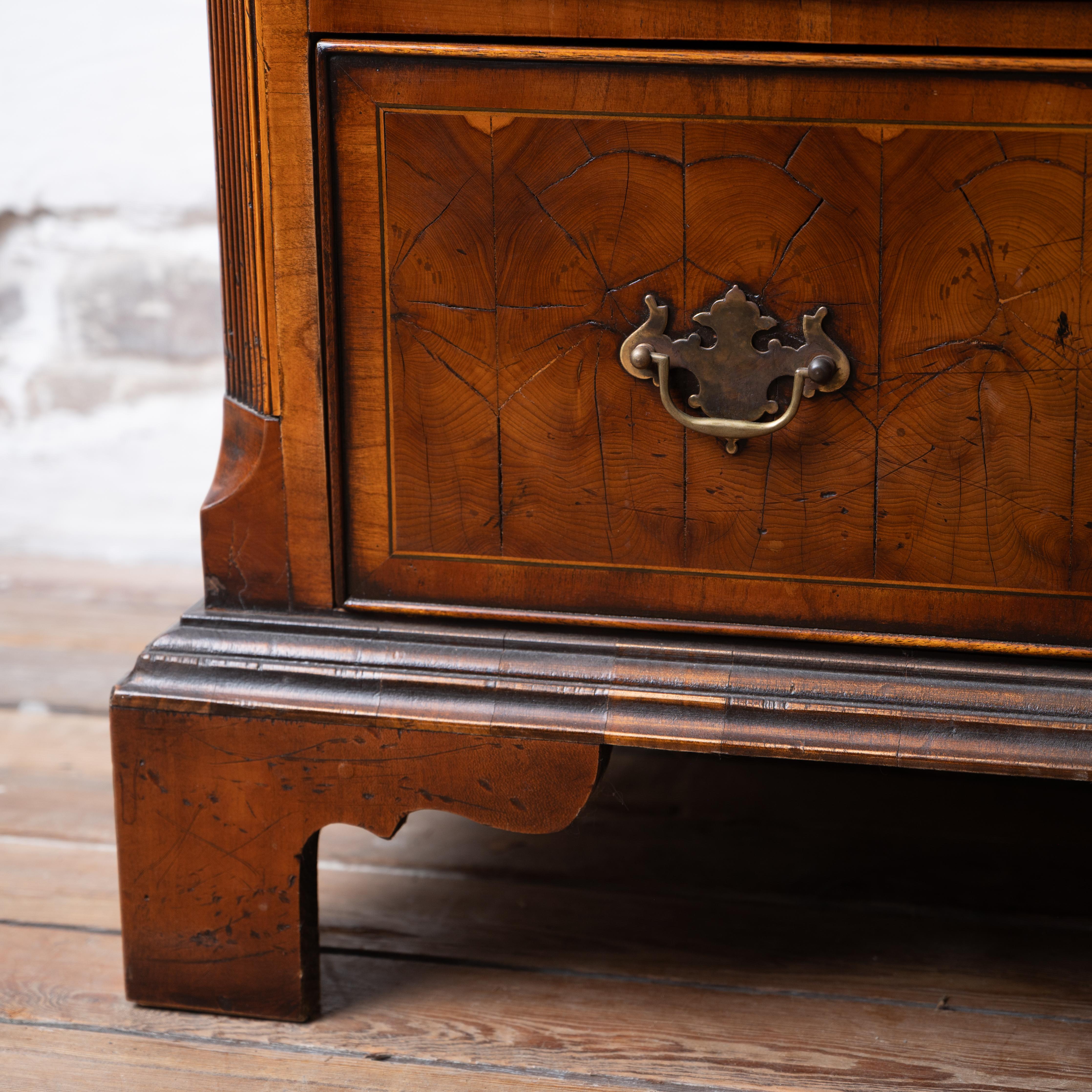 Georgian Style Oyster Veneer Tallboy Chest on Chest siglo XX en venta