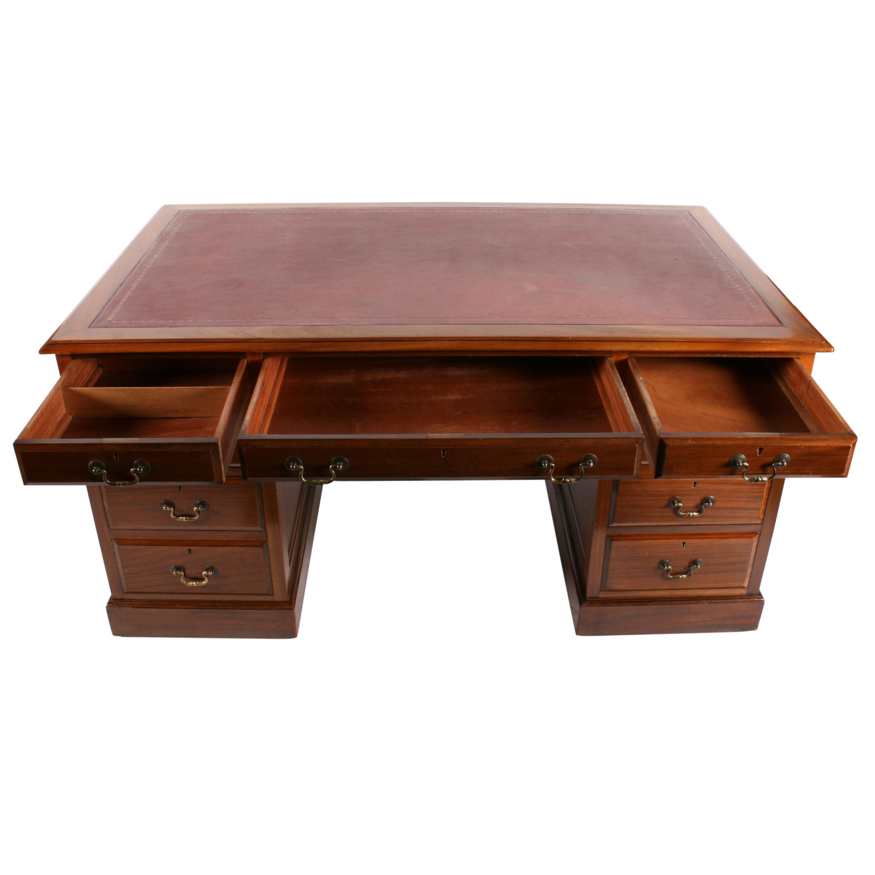 Georgian Style Pedestal Desk In Good Condition For Sale In Newcastle Upon Tyne, GB