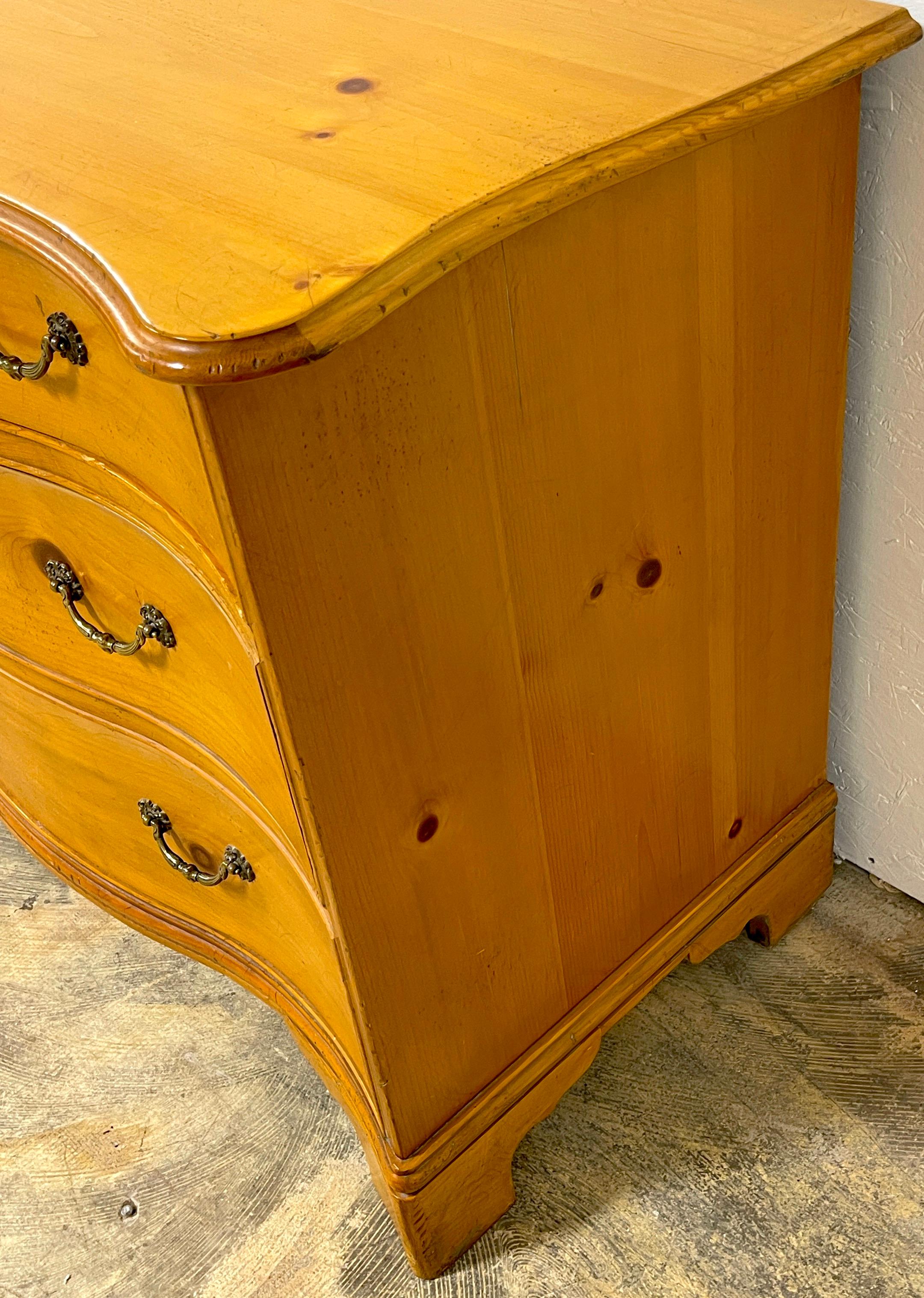 Georgian Style Pine Serpentine Chest, by Baker In Good Condition For Sale In West Palm Beach, FL
