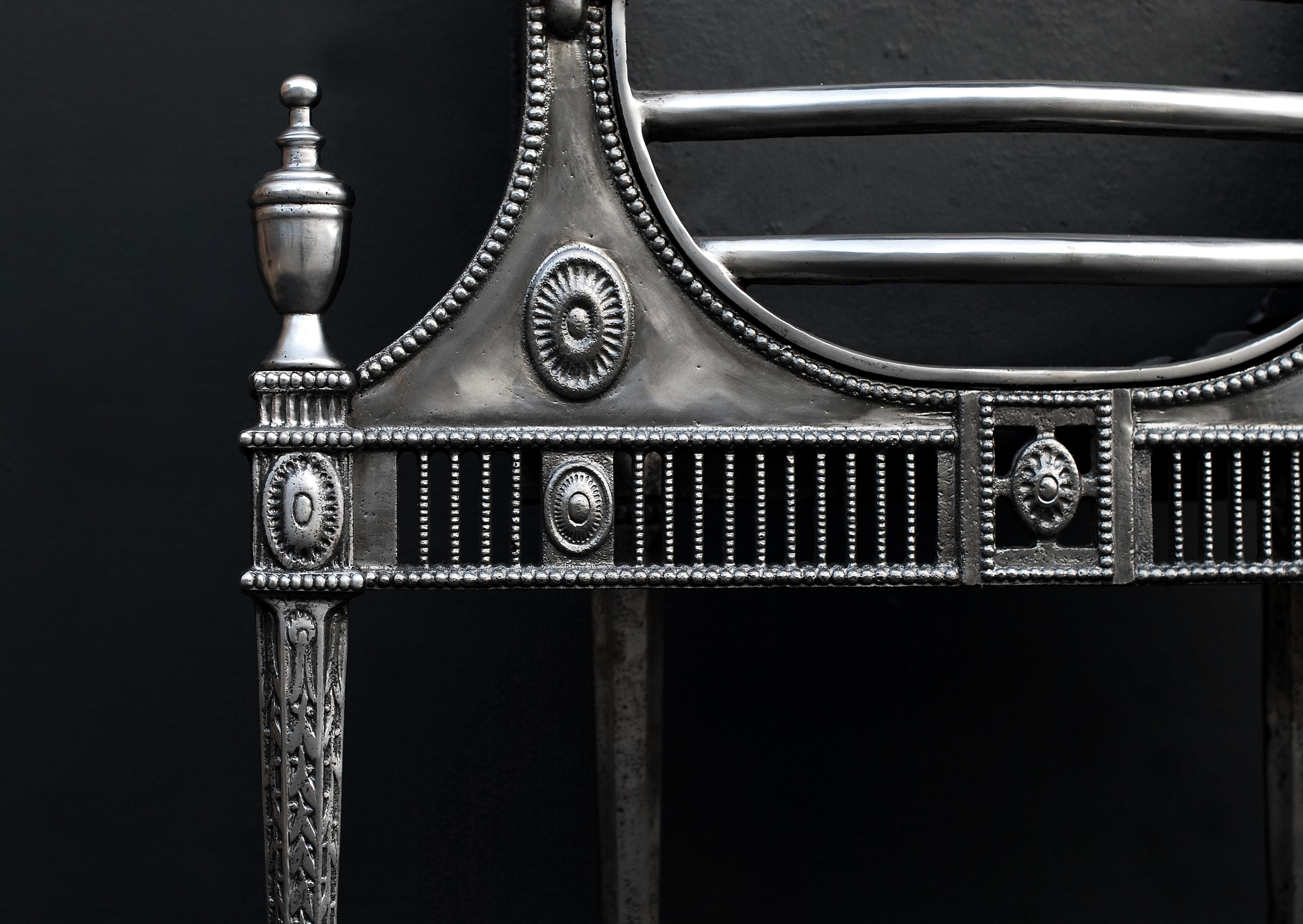Georgien Grille de cheminée polie de style géorgien en vente