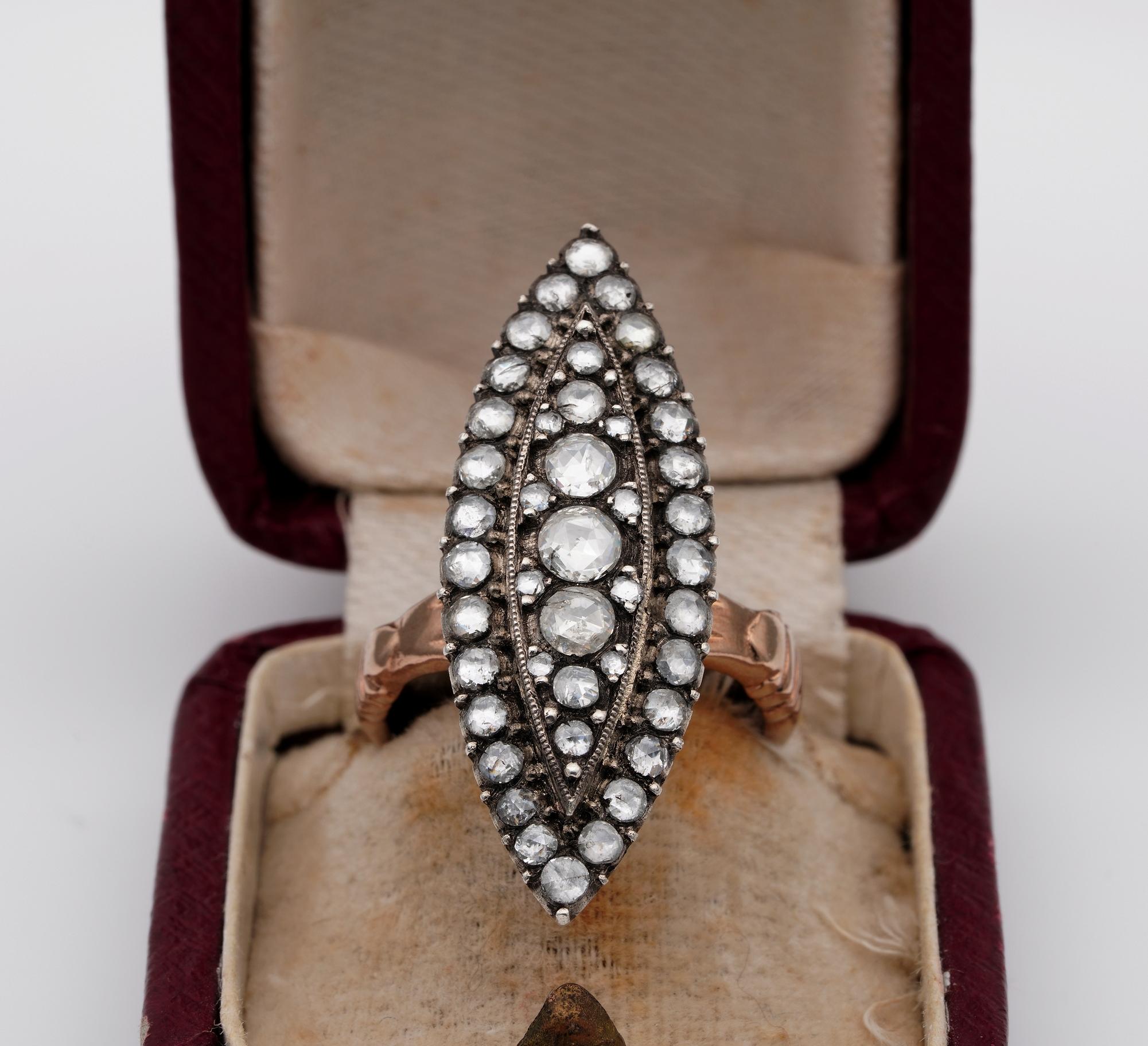 Dieser prächtige antike Ring im georgianischen Stil wurde in geschickter Handarbeit aus massivem 18 KT Roségold gefertigt und mit Silber für das Diamantengehäuse gekrönt.
Navette geformt mit einer auffälligen langen Krone und entzückenden Fassung