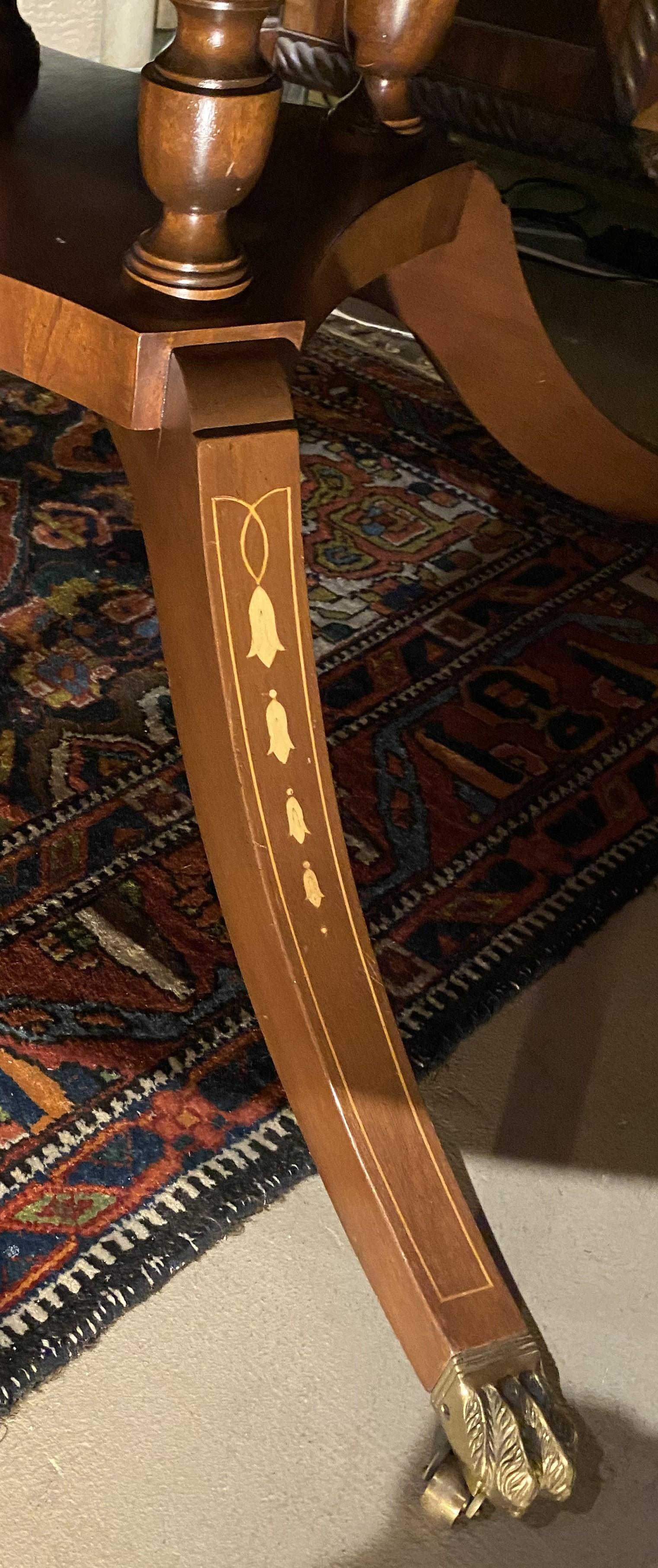 Georgian Style Round Banded Mahogany Dining Table with Outswept Legs In Good Condition In Milford, NH