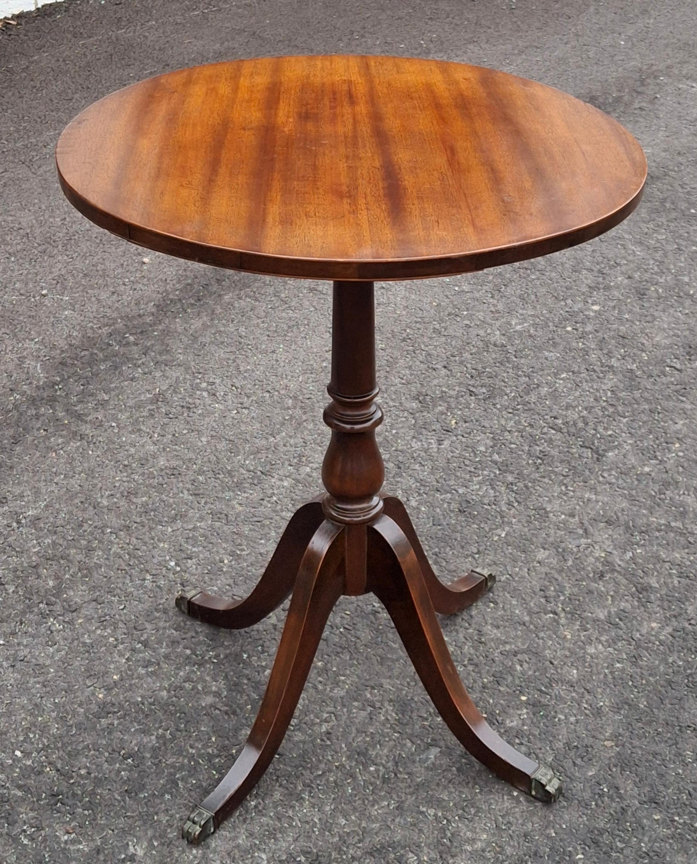 Giorgio III Georgian Style Satin Mahogany Pedestal Quadpod Wine Table, Circa 1910s in vendita