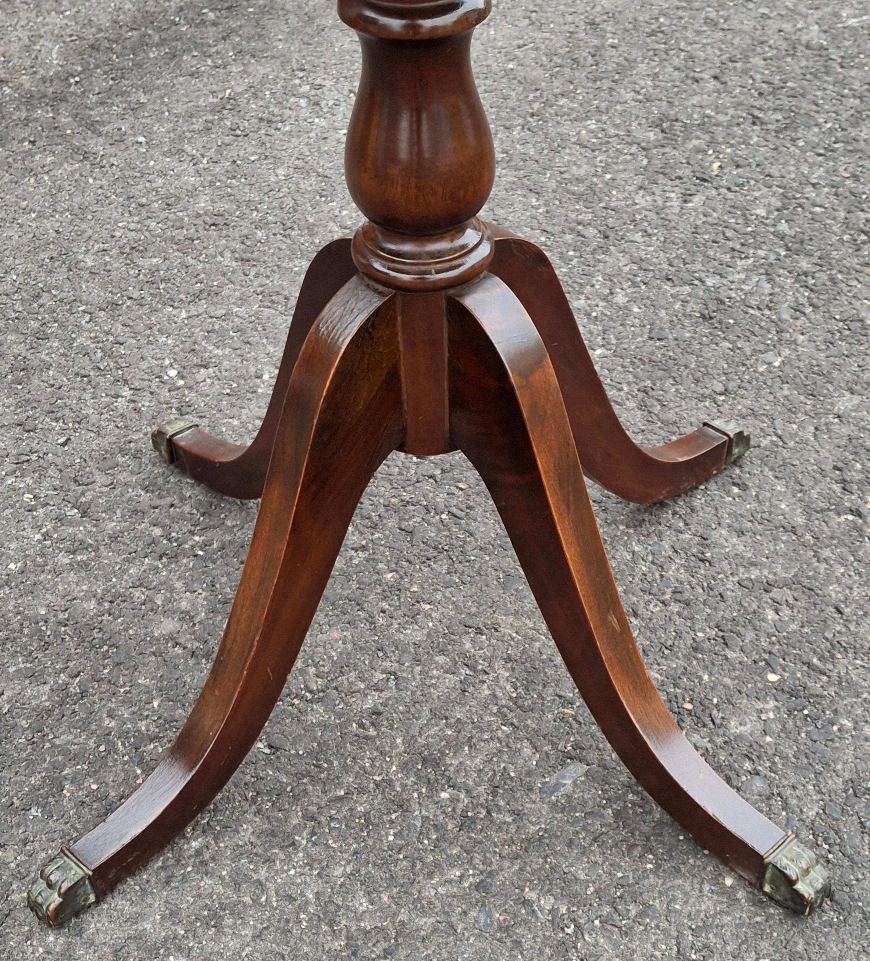 Georgian Style Satin Mahogany Pedestal Quadpod Wine Table, Circa 1910s In condizioni buone in vendita a Germantown, MD