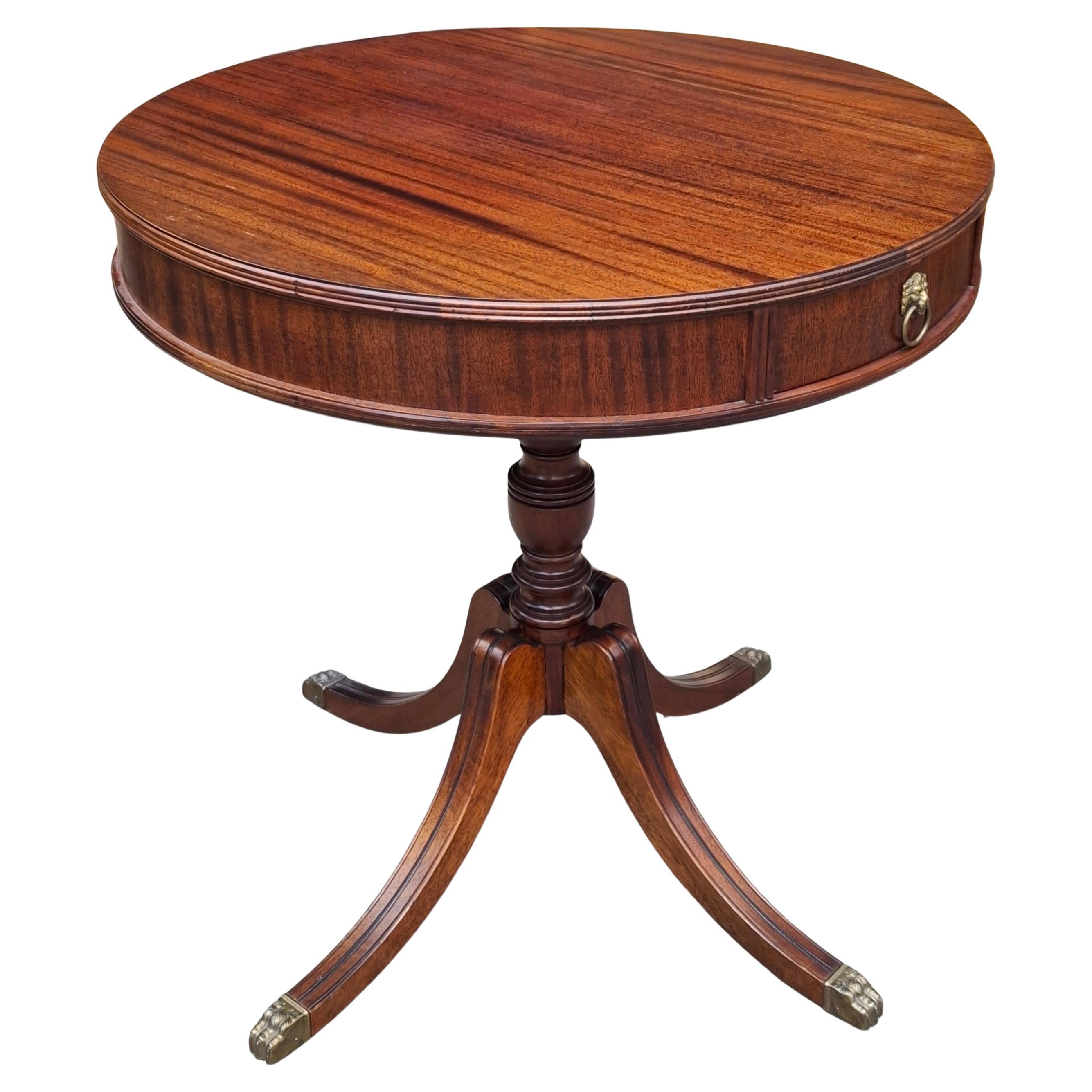 Mesa de tambor de caoba satinada de estilo georgiano con un cajón, repintada
