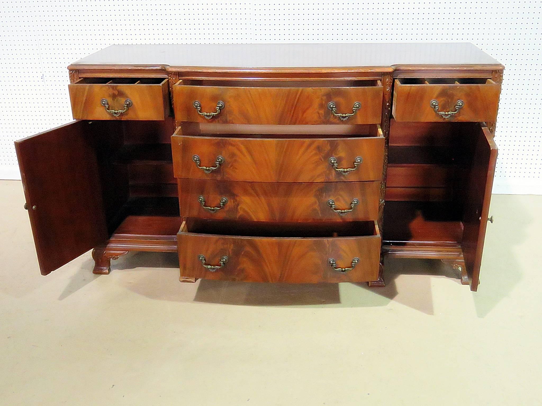 Georgian style flame mahogany sideboard with six drawers and two drawers, each containing one shelf.