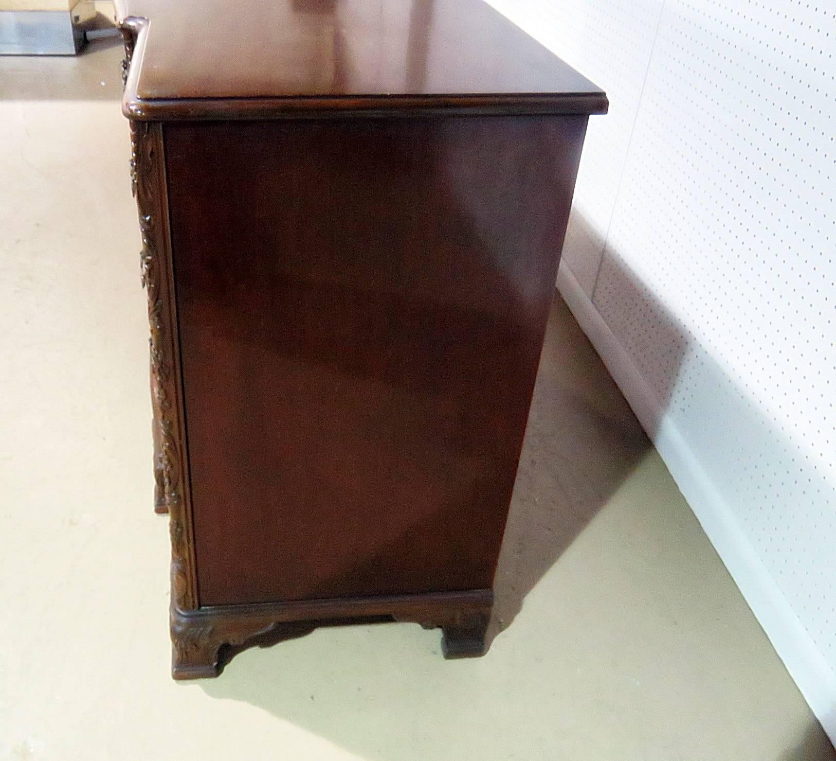 Flame Mahogany Chippendale Georgian Style Server Buffet Sideboard C1940s In Good Condition In Swedesboro, NJ