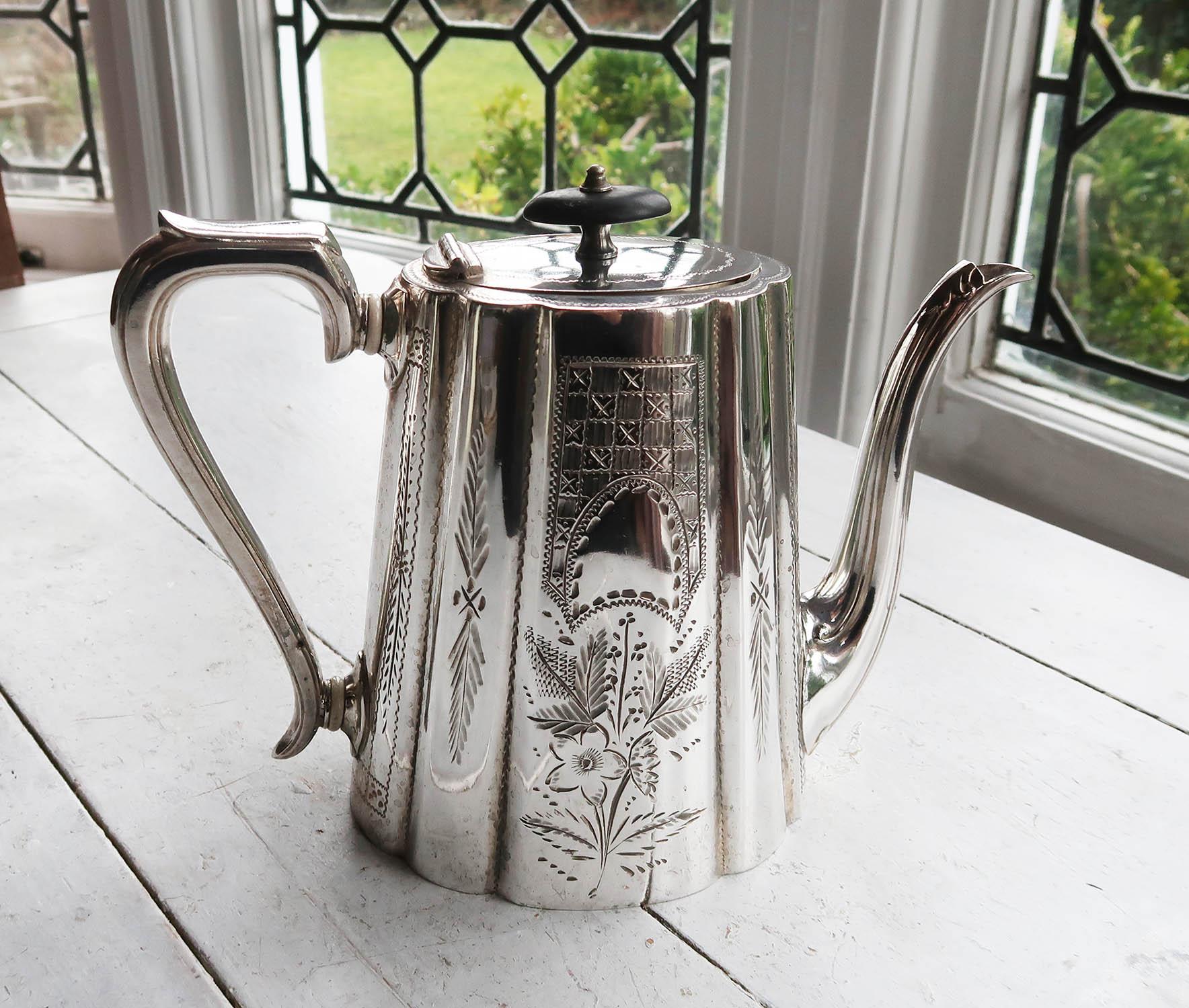 Georgian Style Silver Plated Coffee Pot. English, C.1910 In Good Condition For Sale In St Annes, Lancashire