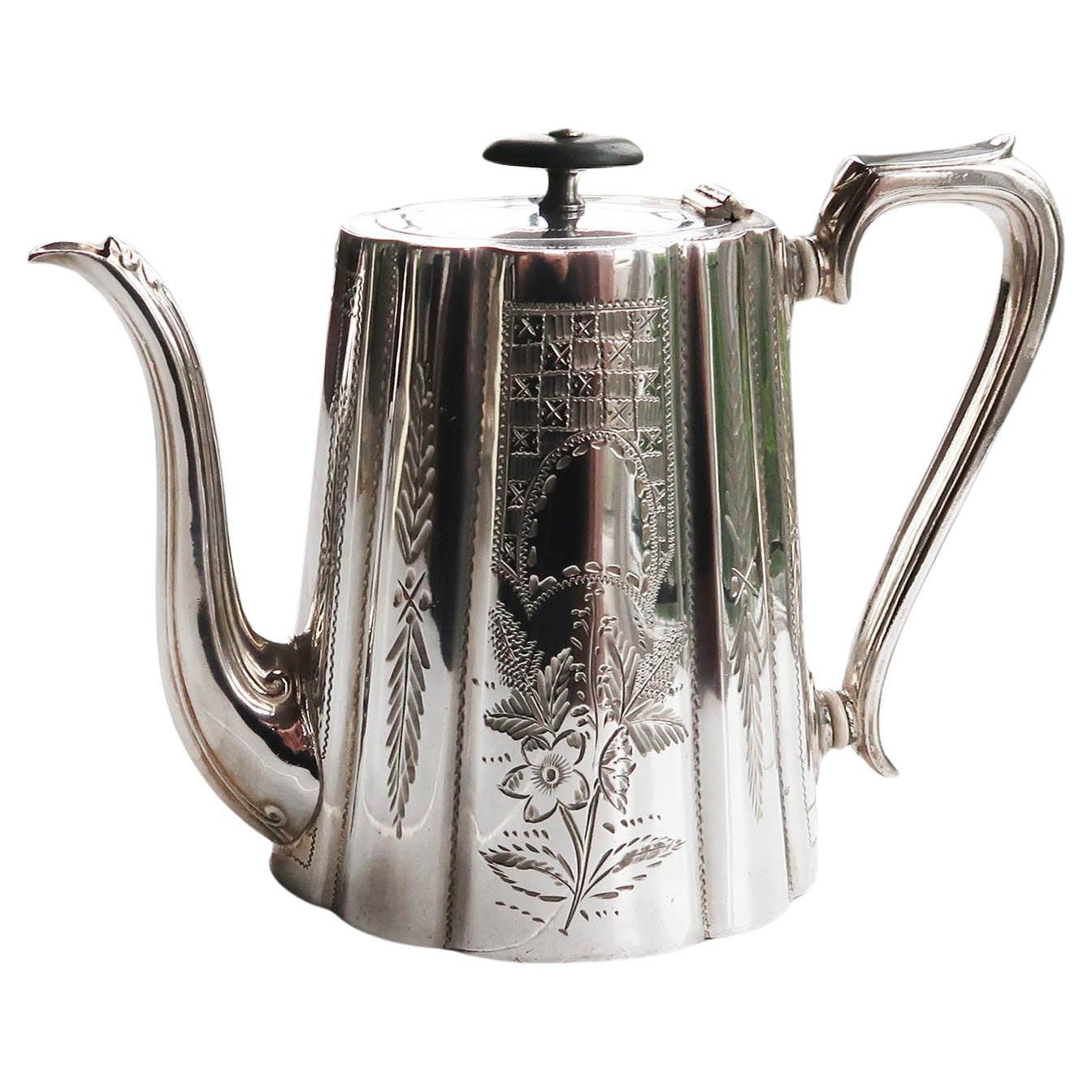 Cafetera bañada en plata de estilo georgiano. Inglés, C.1910