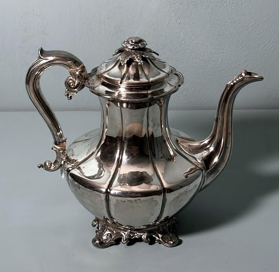Please read the entire description carefully, as we strive to provide you with detailed technical and historical information to ensure the authenticity of our items.
This is an elegant and important English silver-plated teapot. Unfortunately, the