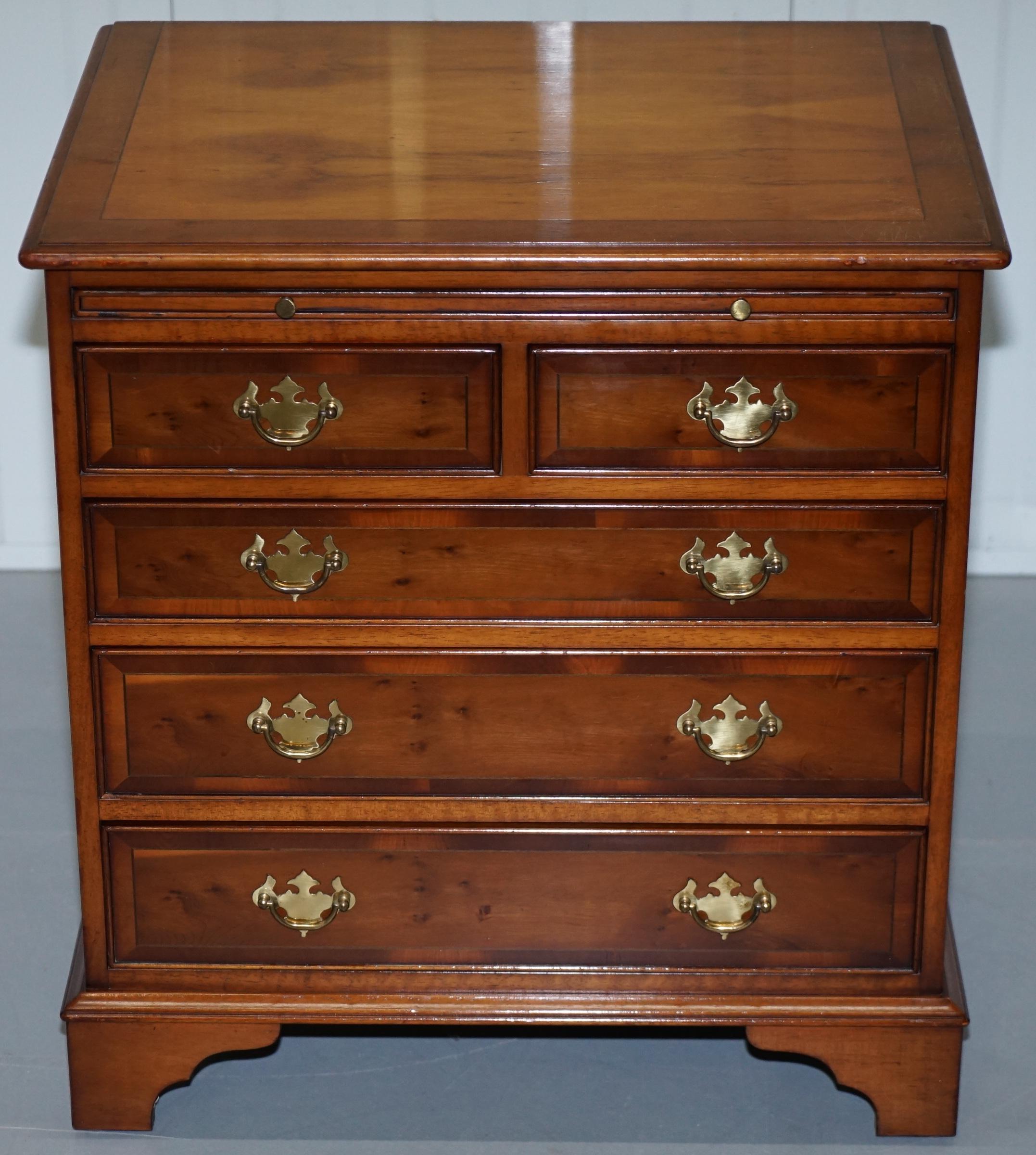 We are delighted to offer for sale this lovely Vintage handmade in England Burr Yew wood chest of drawers in the Georgian manor with luxury green leather butlers serving tray

A very good looking and well-made piece, sized as to be a side or