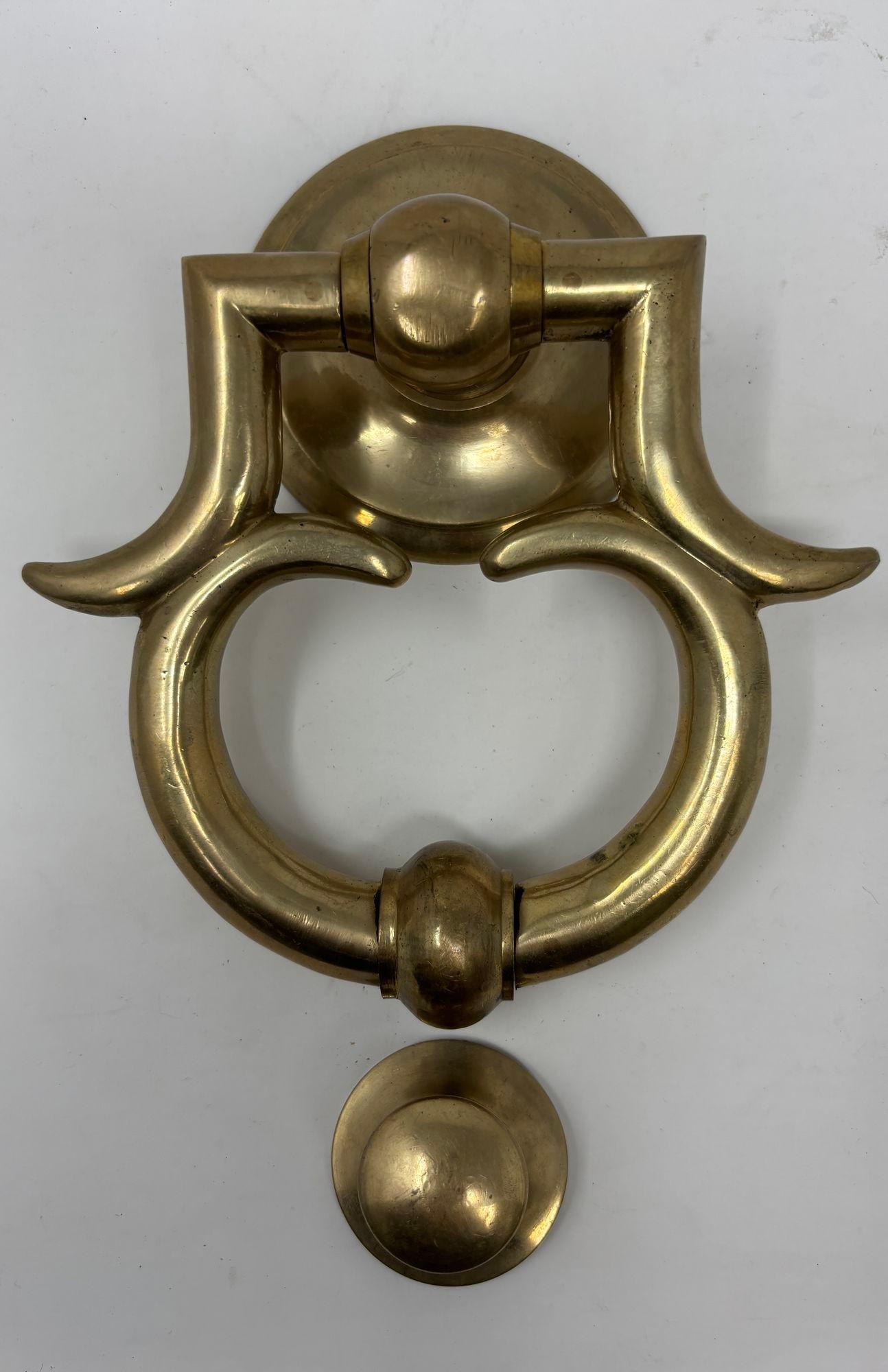 Un grande battente in ottone massiccio e lucidato, sofisticato nella forma e nel design.
Un sostanzioso battente in ottone in stile georgiano dei primi del Novecento.
Il pezzo è stato acquistato da una tenuta di Beverly Hills, in California.
Un