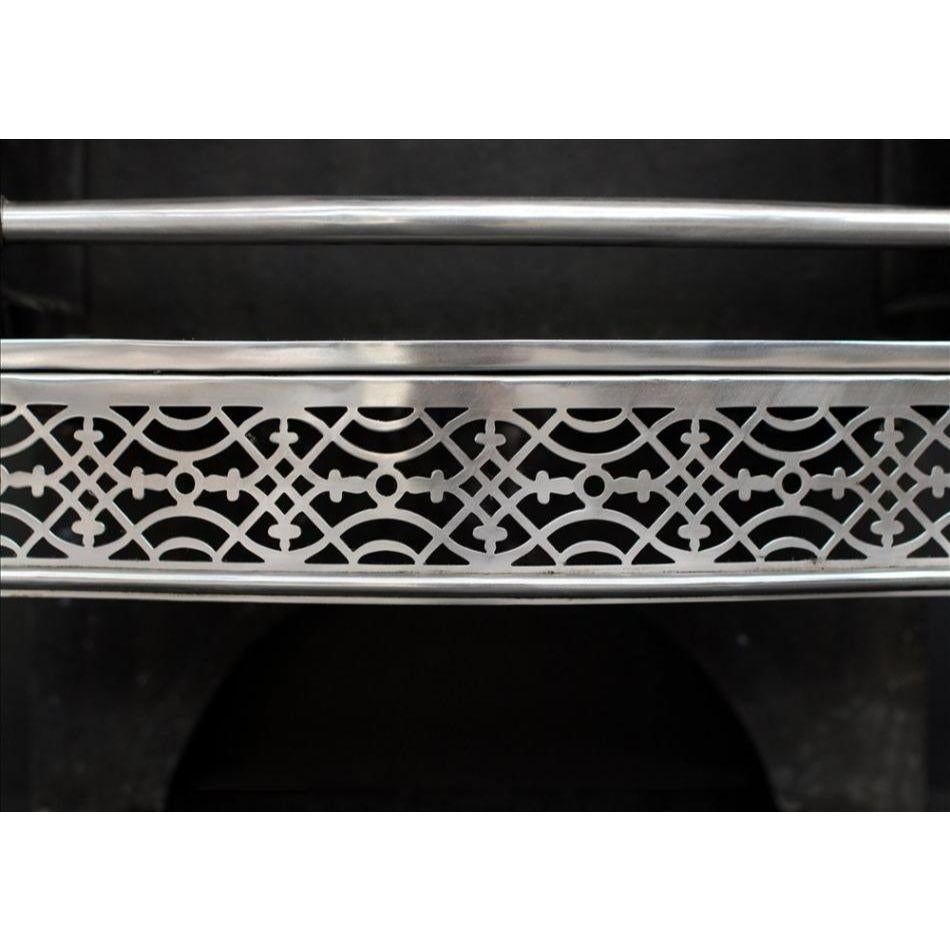 Grille de foyer en acier de style géorgien. Les pieds carrés sont surmontés de fleurons en forme de glands, de frettes percées et de barres frontales en acier façonné. Dos carré en fonte.

Informations complémentaires :
Largeur à l'avant : 785 mm /