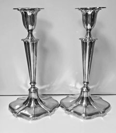 Candeleros de plata de ley de estilo georgiano, Crichton, Londres, 1917