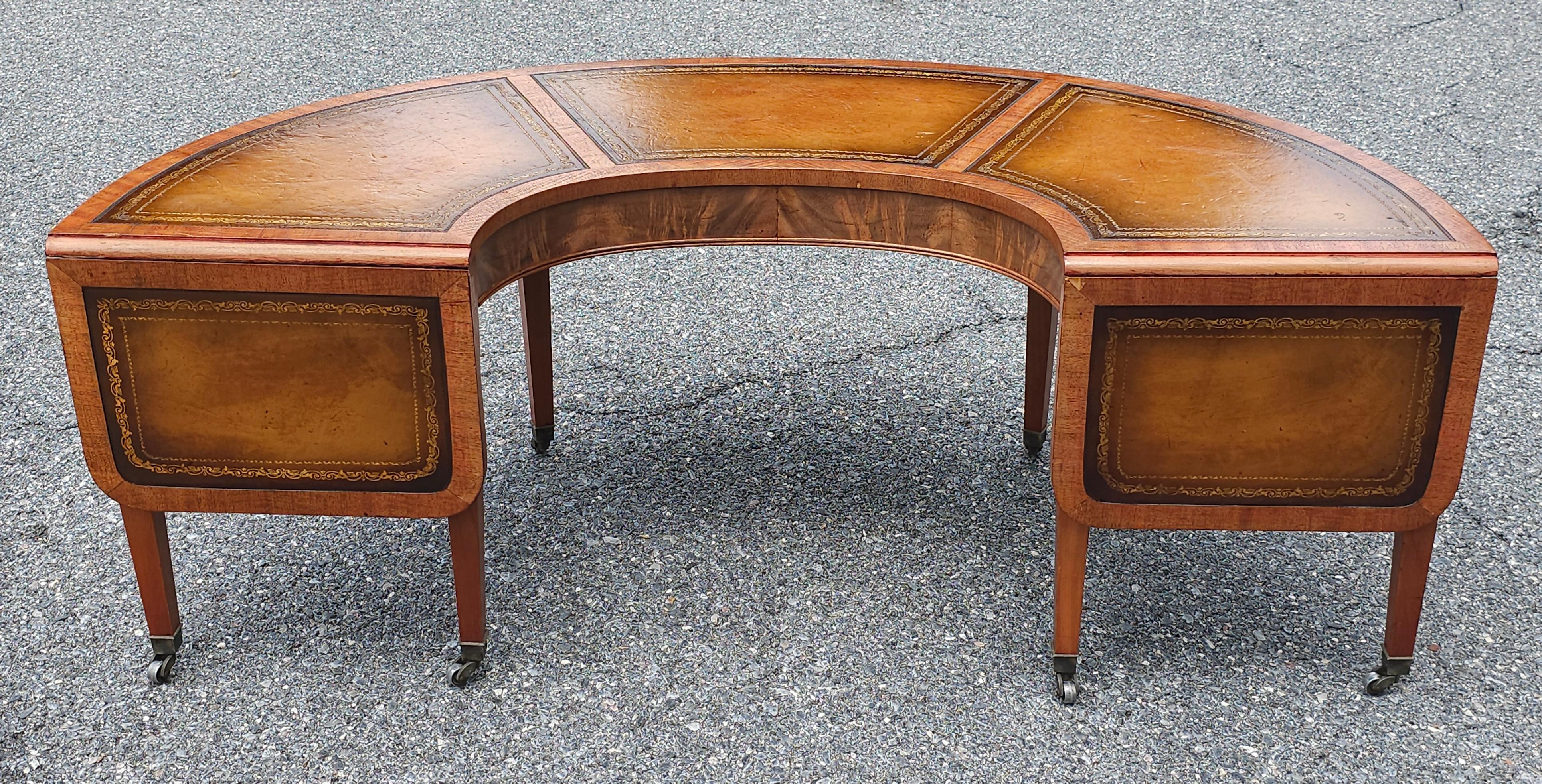 Table basse à feuilles tombantes Demilune en acajou avec insertion de cuir estampé de style géorgien en vente 3