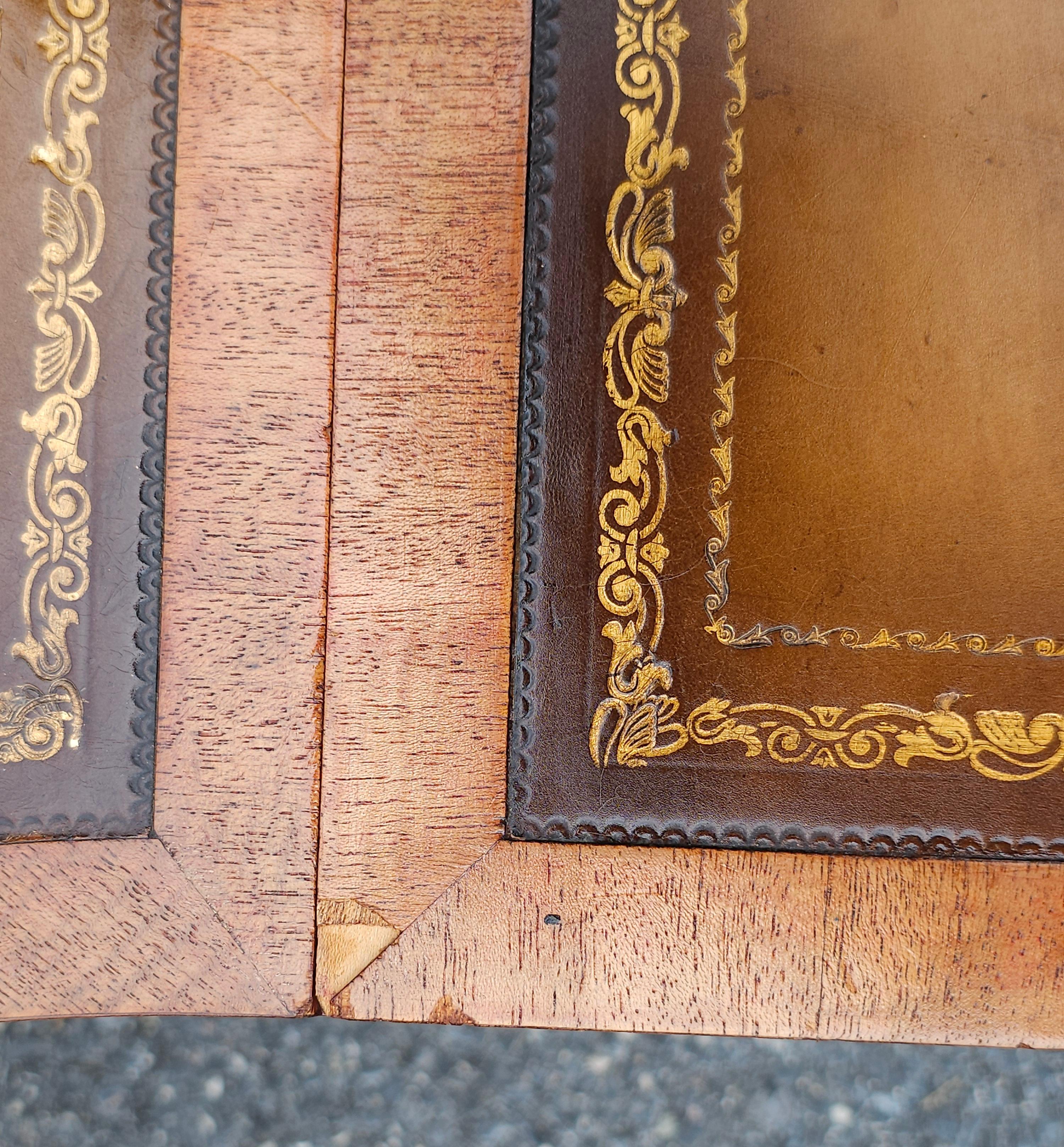 Table basse à feuilles tombantes Demilune en acajou avec insertion de cuir estampé de style géorgien en vente 6