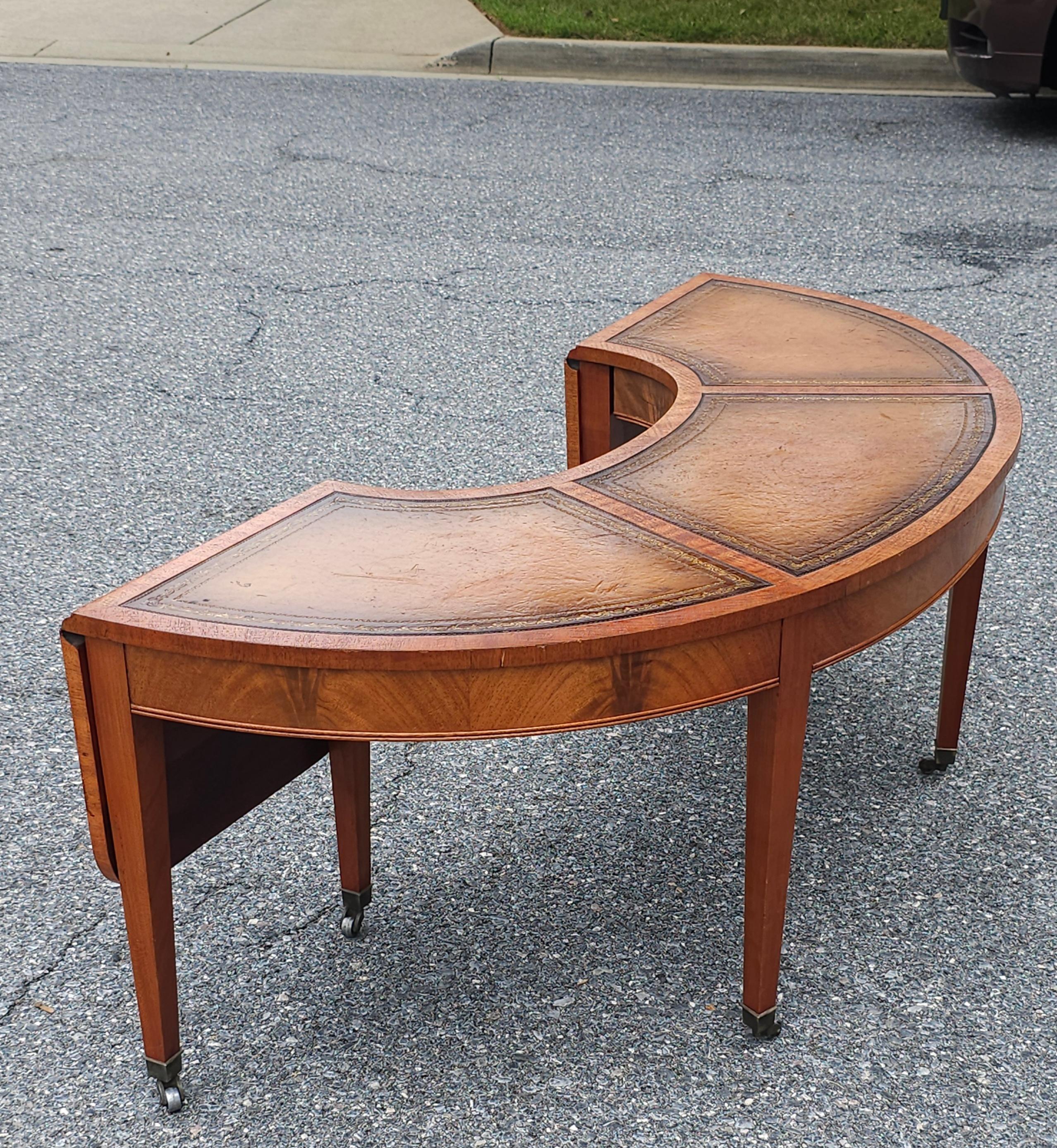 Table basse de style géorgien en acajou avec insertion de cuir tolélé, sur roulettes, de type Demilune. Mesure 58