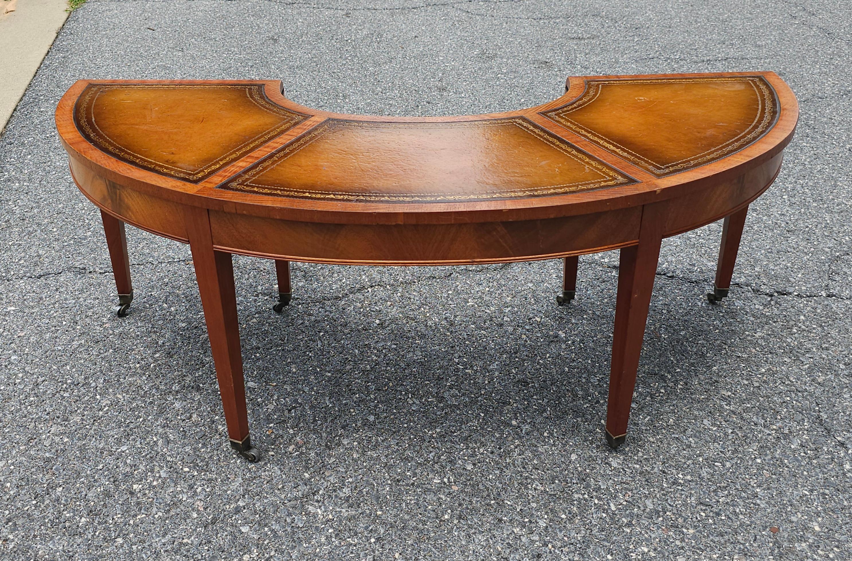Georgien Table basse à feuilles tombantes Demilune en acajou avec insertion de cuir estampé de style géorgien en vente