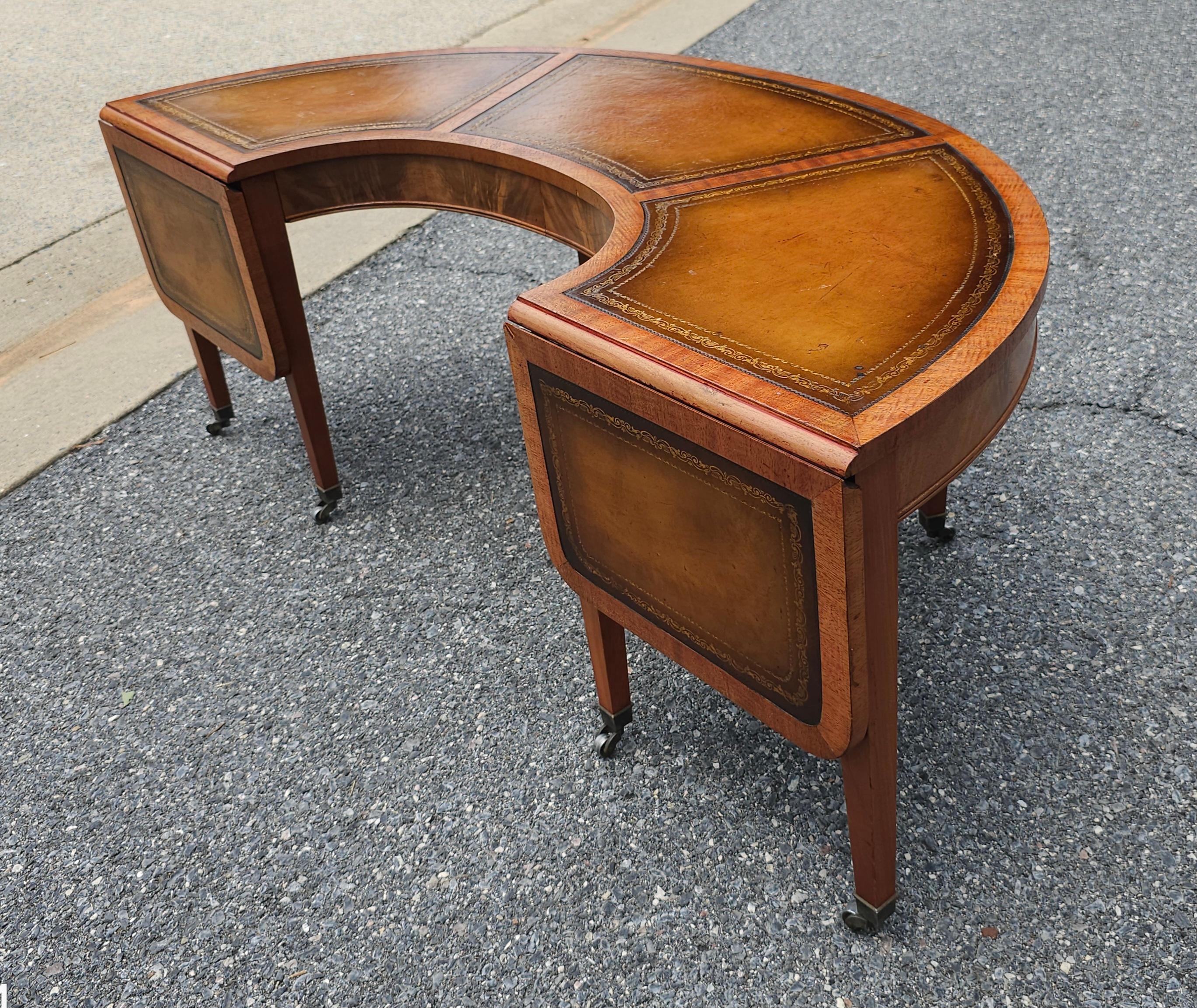 Américain Table basse à feuilles tombantes Demilune en acajou avec insertion de cuir estampé de style géorgien en vente