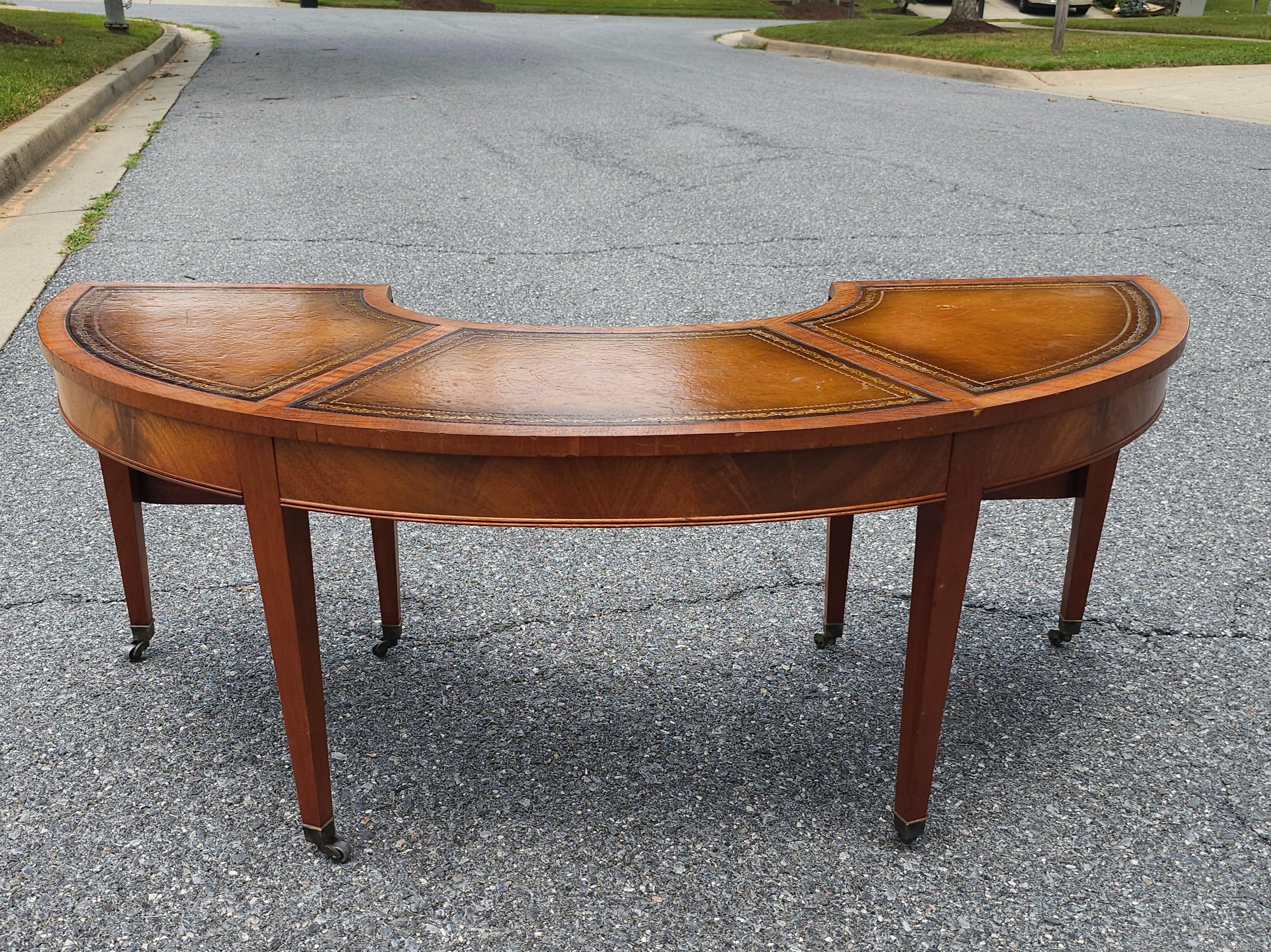 Autre Table basse à feuilles tombantes Demilune en acajou avec insertion de cuir estampé de style géorgien en vente