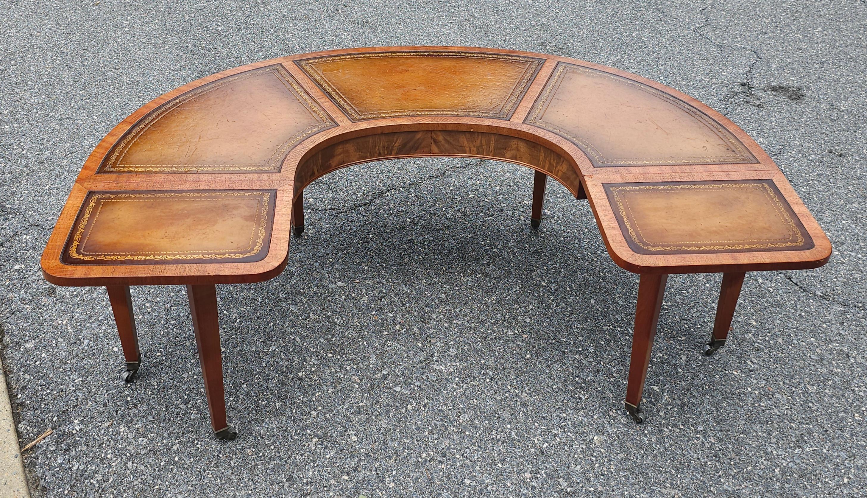 20ième siècle Table basse à feuilles tombantes Demilune en acajou avec insertion de cuir estampé de style géorgien en vente
