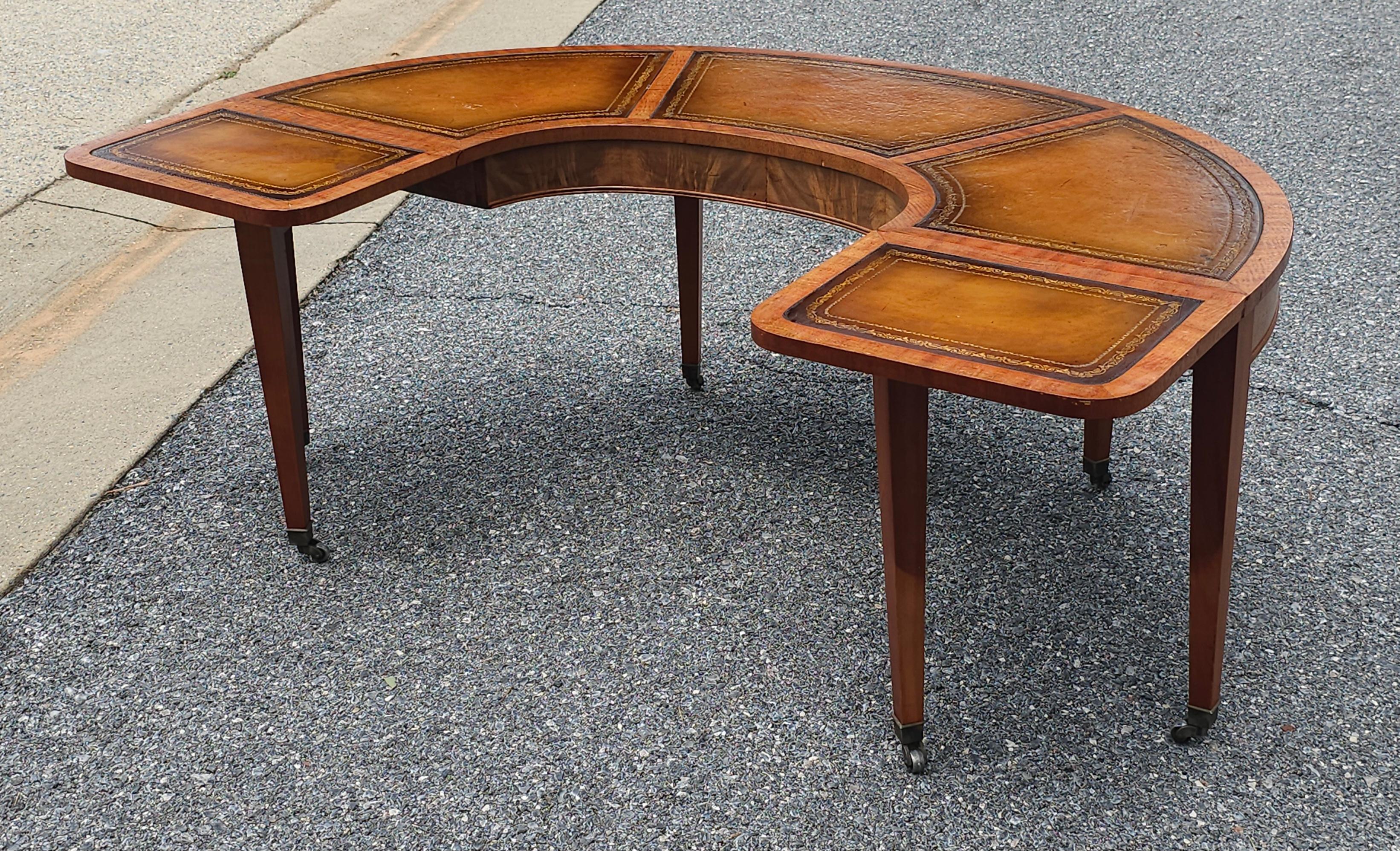 Laiton Table basse à feuilles tombantes Demilune en acajou avec insertion de cuir estampé de style géorgien en vente
