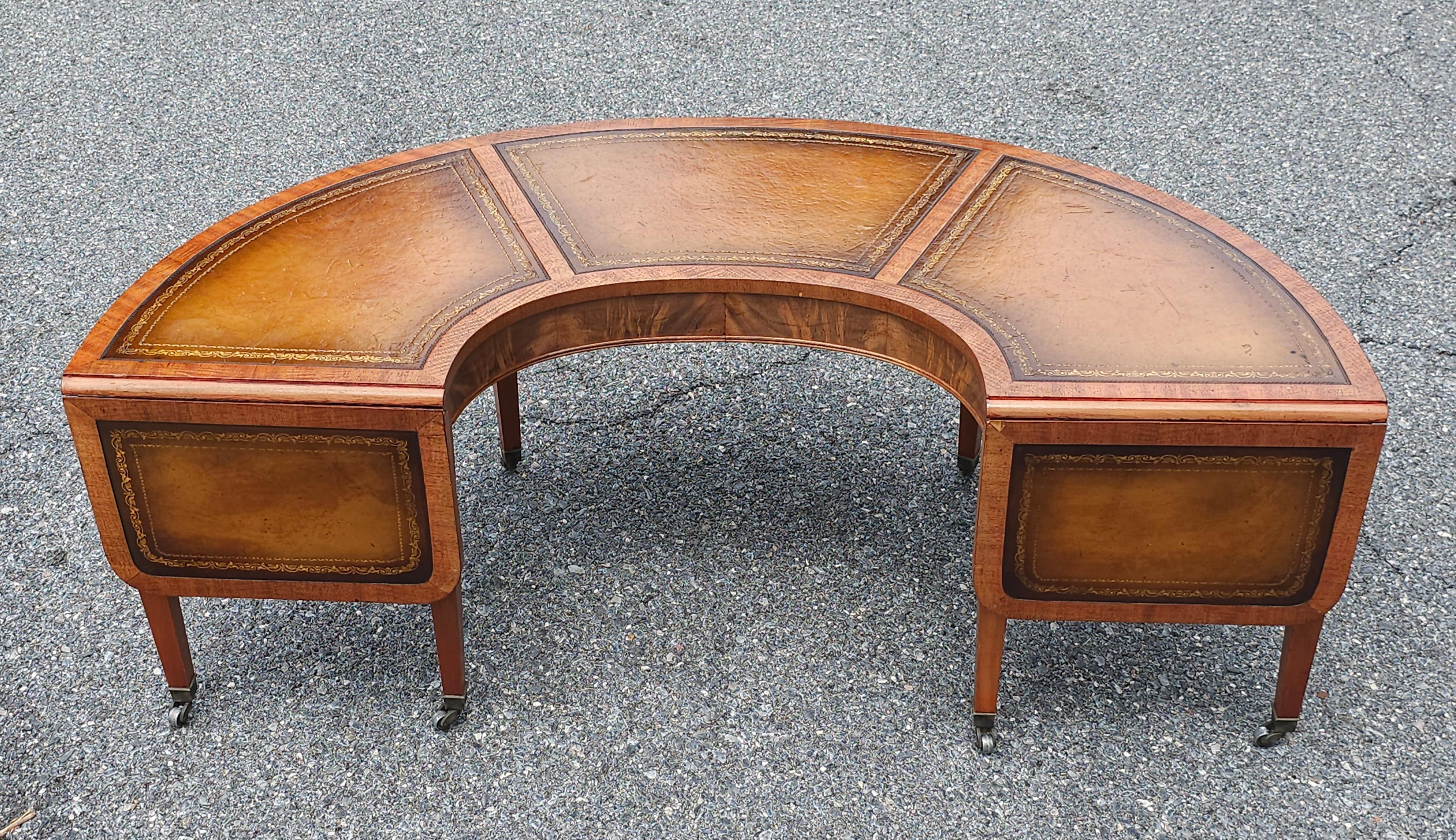 Table basse à feuilles tombantes Demilune en acajou avec insertion de cuir estampé de style géorgien en vente 1