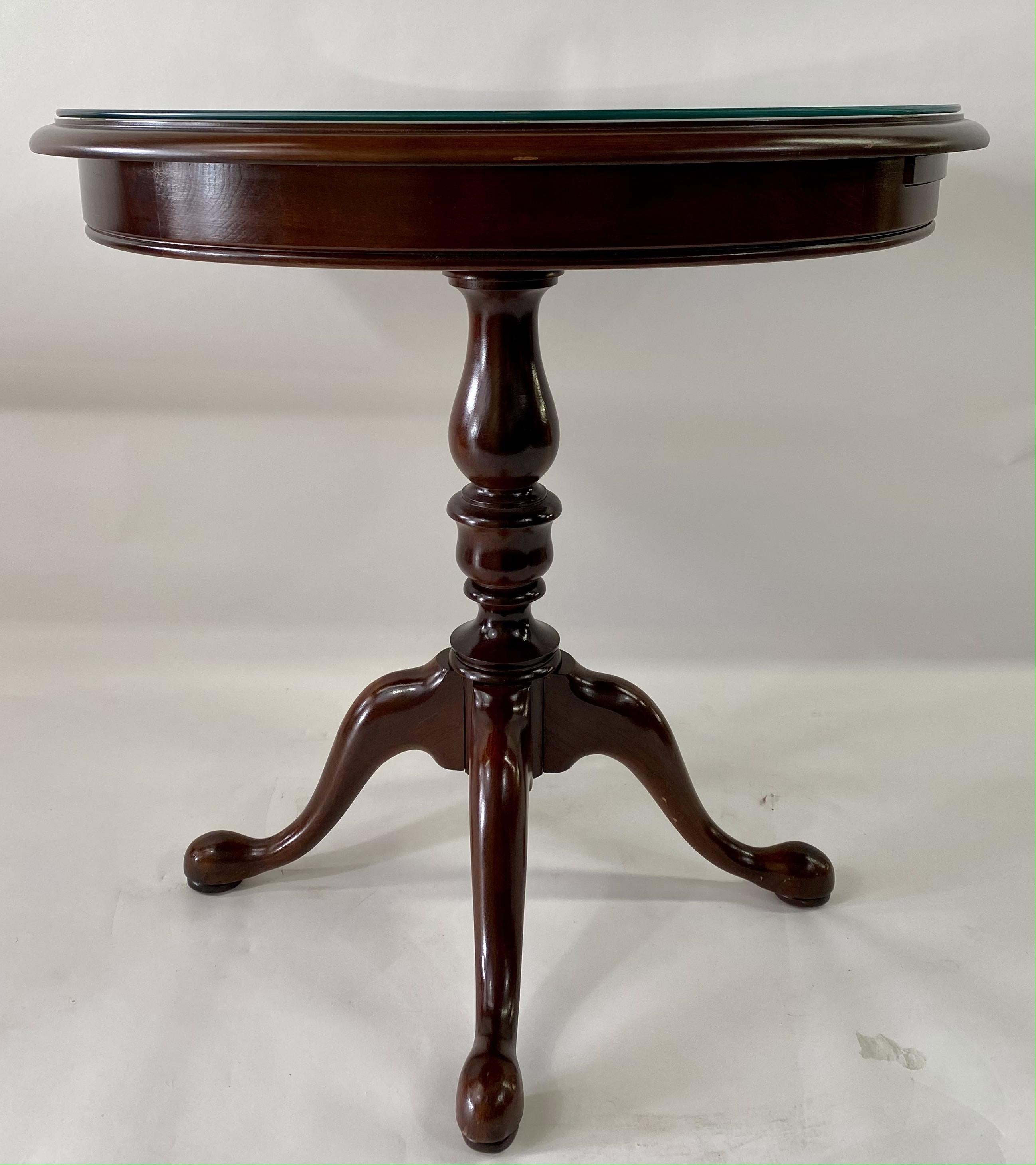 Guéridon à trois pieds en acajou de style géorgien, table d'appoint ou table d'appoint en vente 4