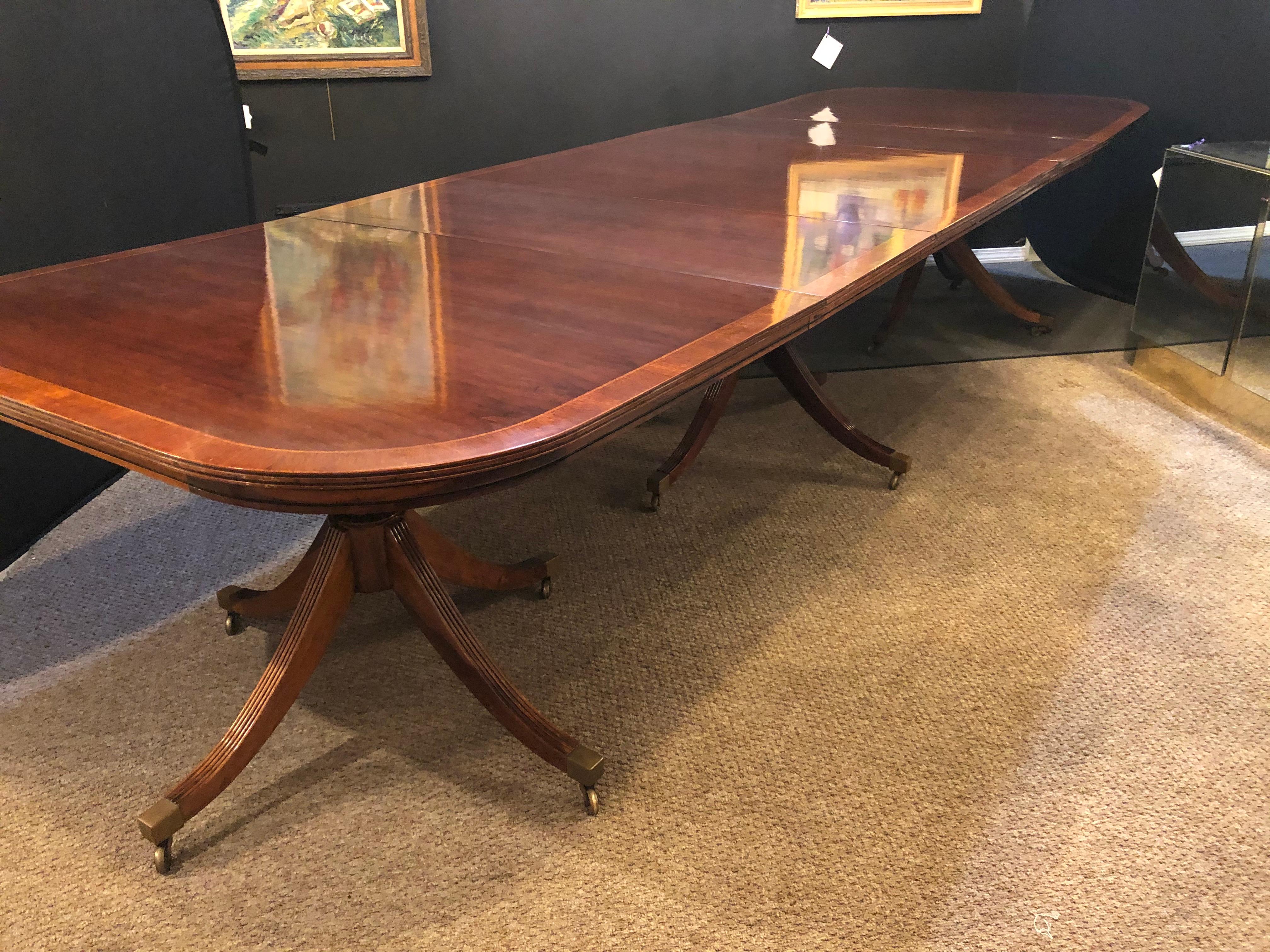Georgian Style Triple Pedestal Dining Room Table. Flame Mahogany & Satinwood  In Good Condition In Stamford, CT