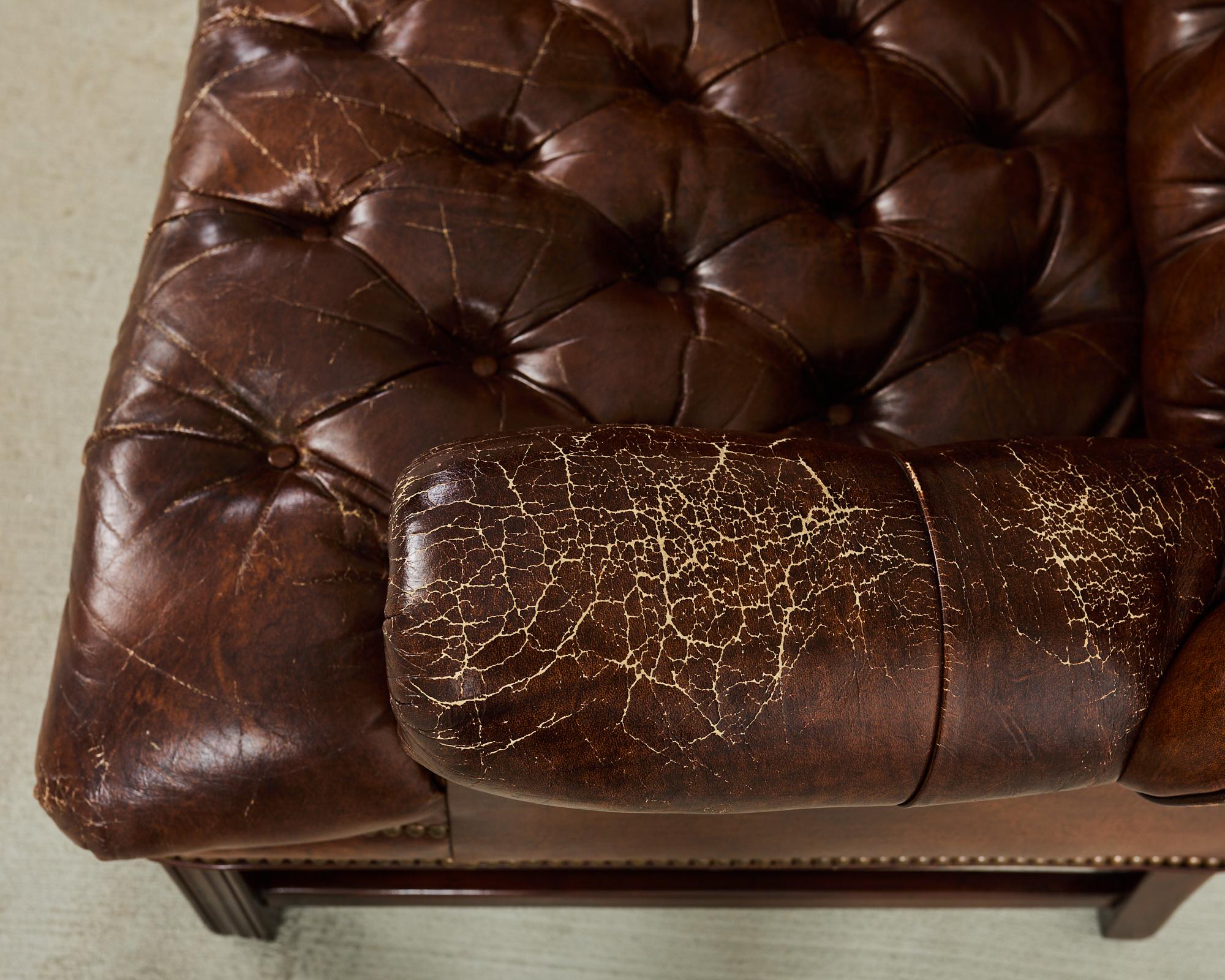 Silla y Otomana Wingback de Piel de Puro Acolchada Estilo Georgiano en venta 2