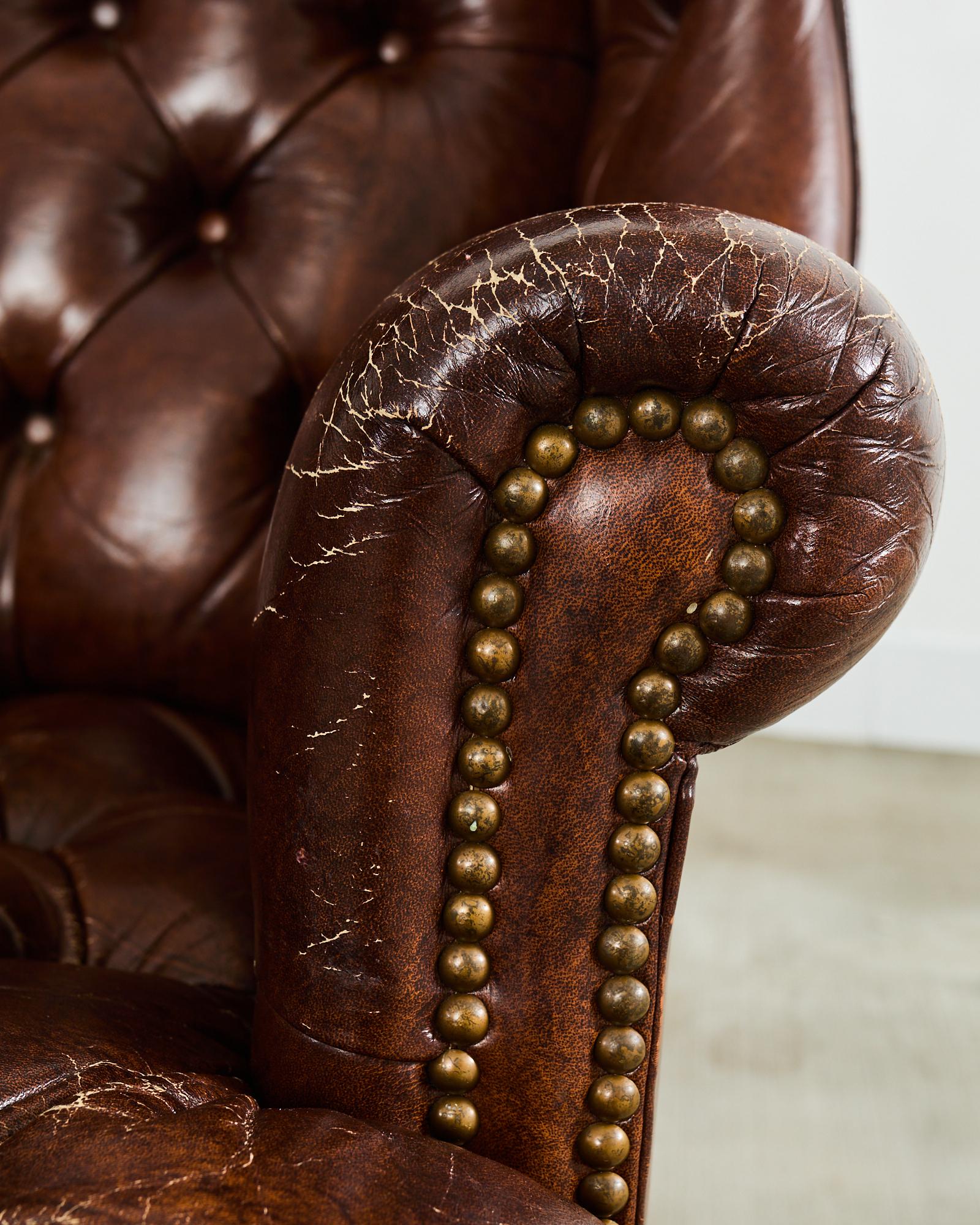 Silla y Otomana Wingback de Piel de Puro Acolchada Estilo Georgiano en venta 3