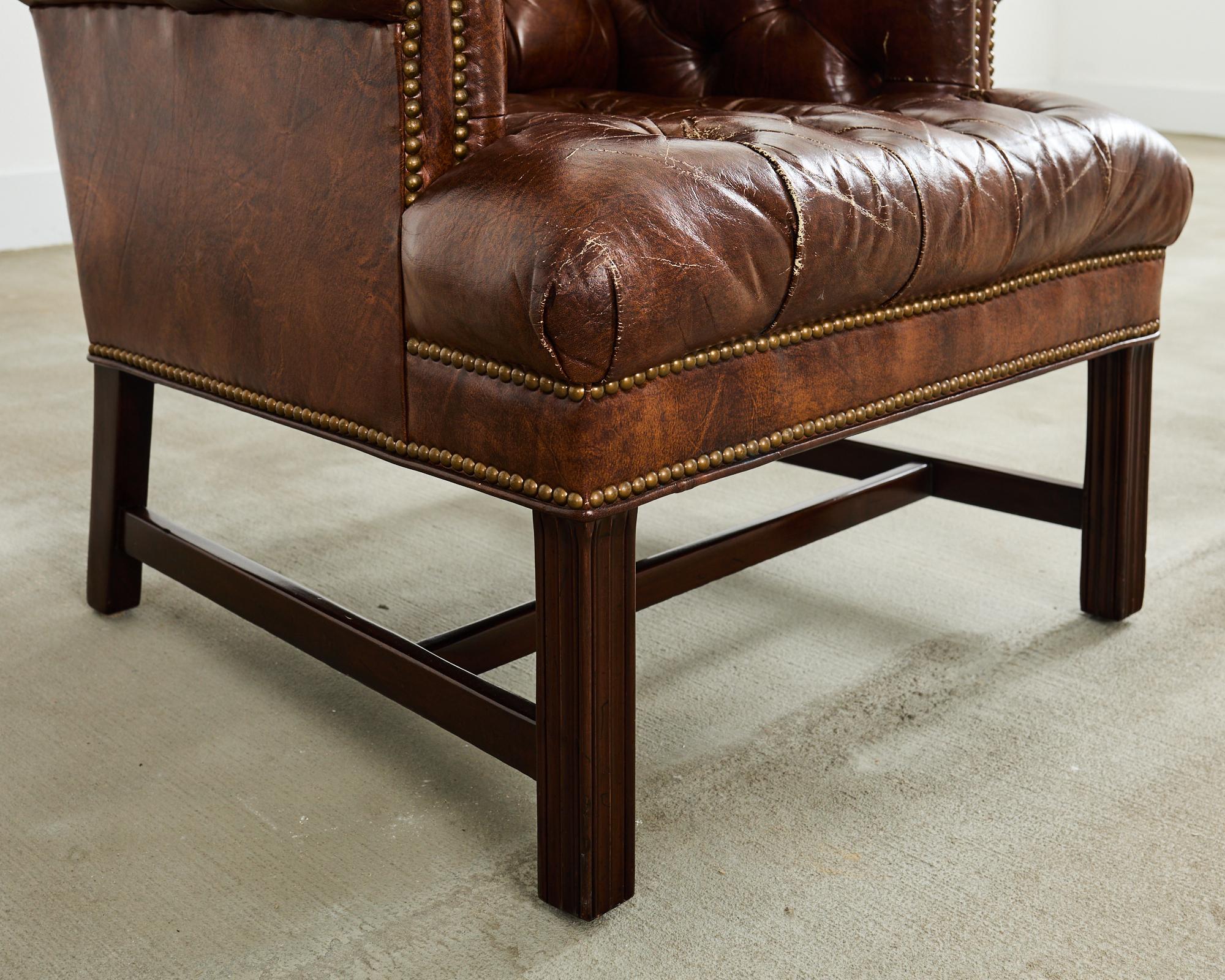 Silla y Otomana Wingback de Piel de Puro Acolchada Estilo Georgiano en venta 4