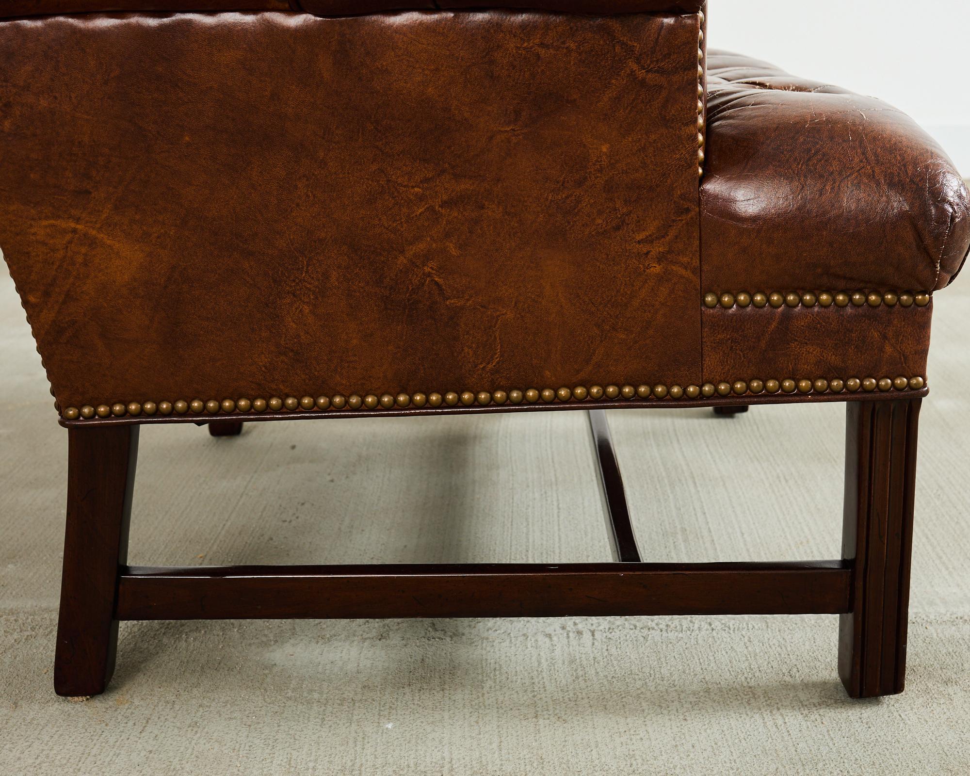 Silla y Otomana Wingback de Piel de Puro Acolchada Estilo Georgiano en venta 5