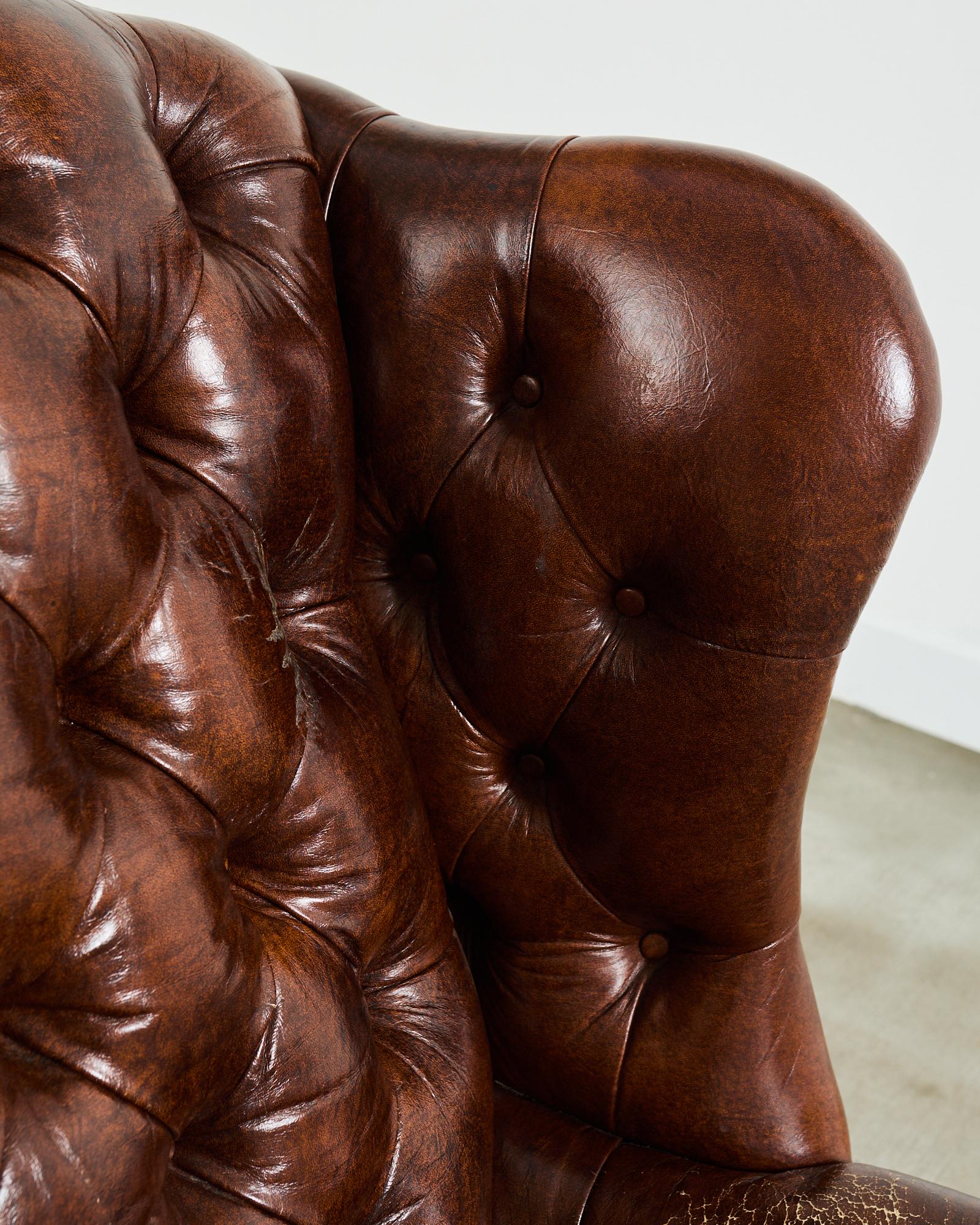 Silla y Otomana Wingback de Piel de Puro Acolchada Estilo Georgiano en venta 6