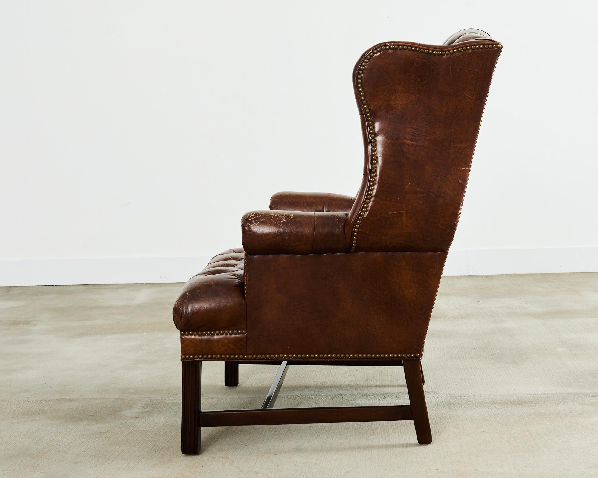Silla y Otomana Wingback de Piel de Puro Acolchada Estilo Georgiano en venta 7