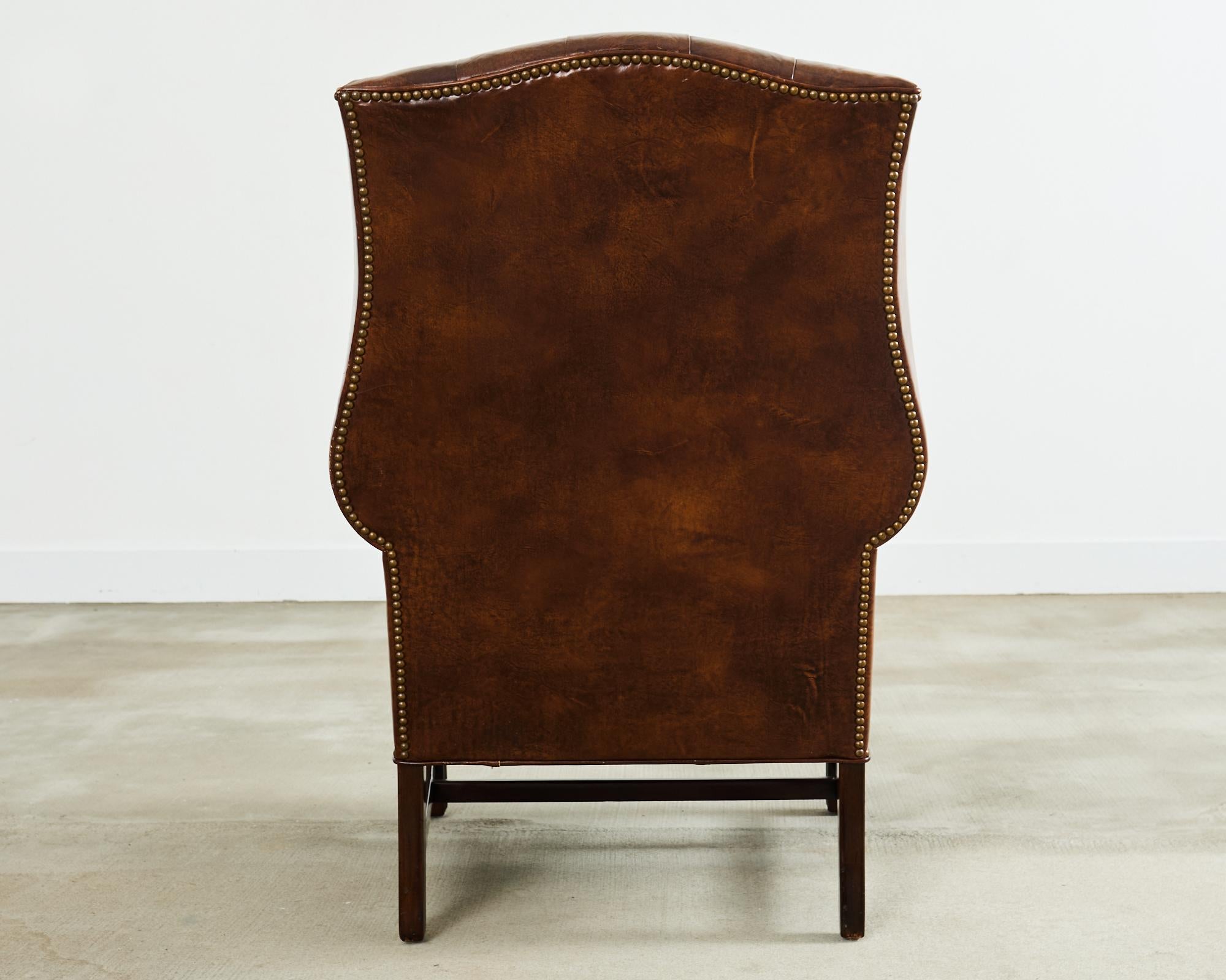 Silla y Otomana Wingback de Piel de Puro Acolchada Estilo Georgiano en venta 8