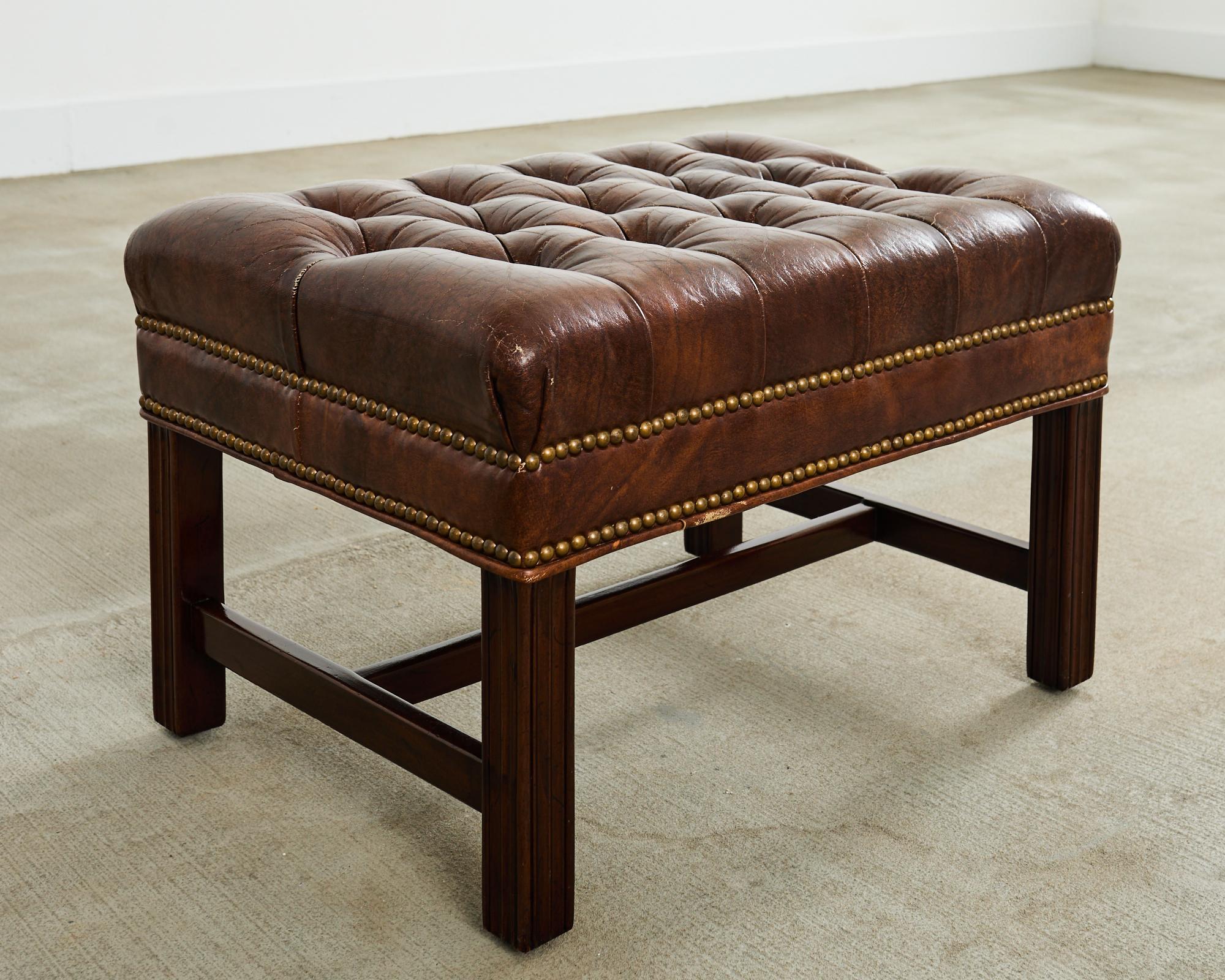 Silla y Otomana Wingback de Piel de Puro Acolchada Estilo Georgiano en venta 11