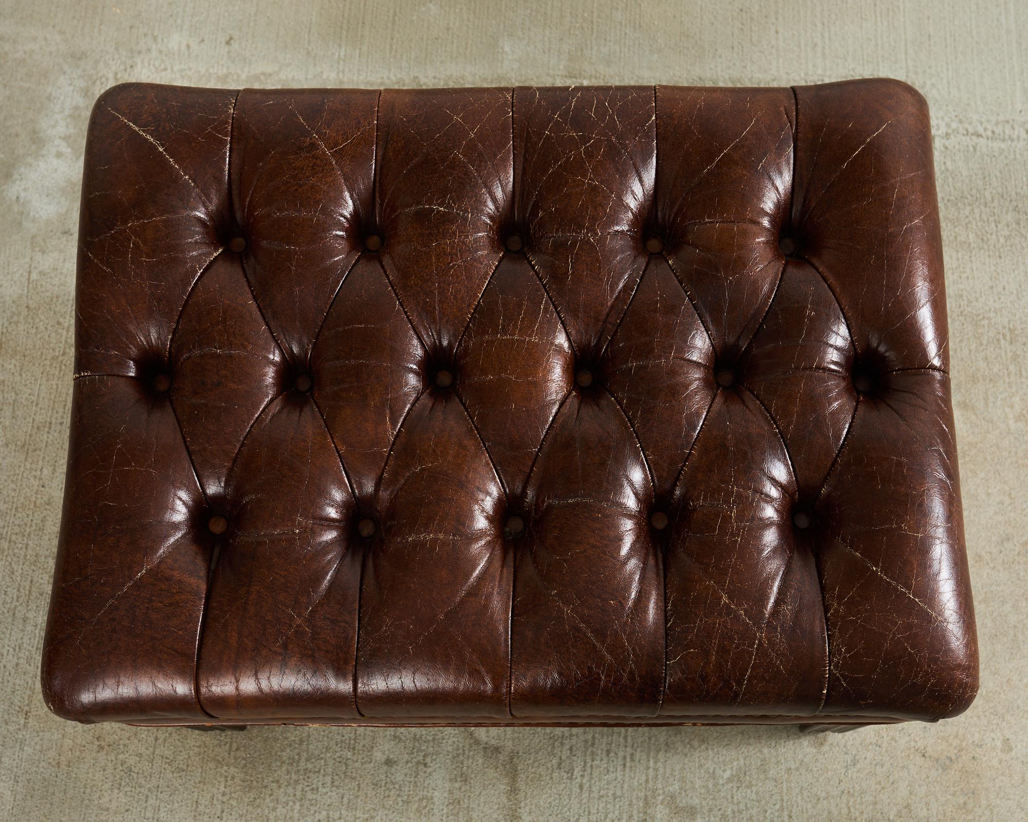 Silla y Otomana Wingback de Piel de Puro Acolchada Estilo Georgiano en venta 12