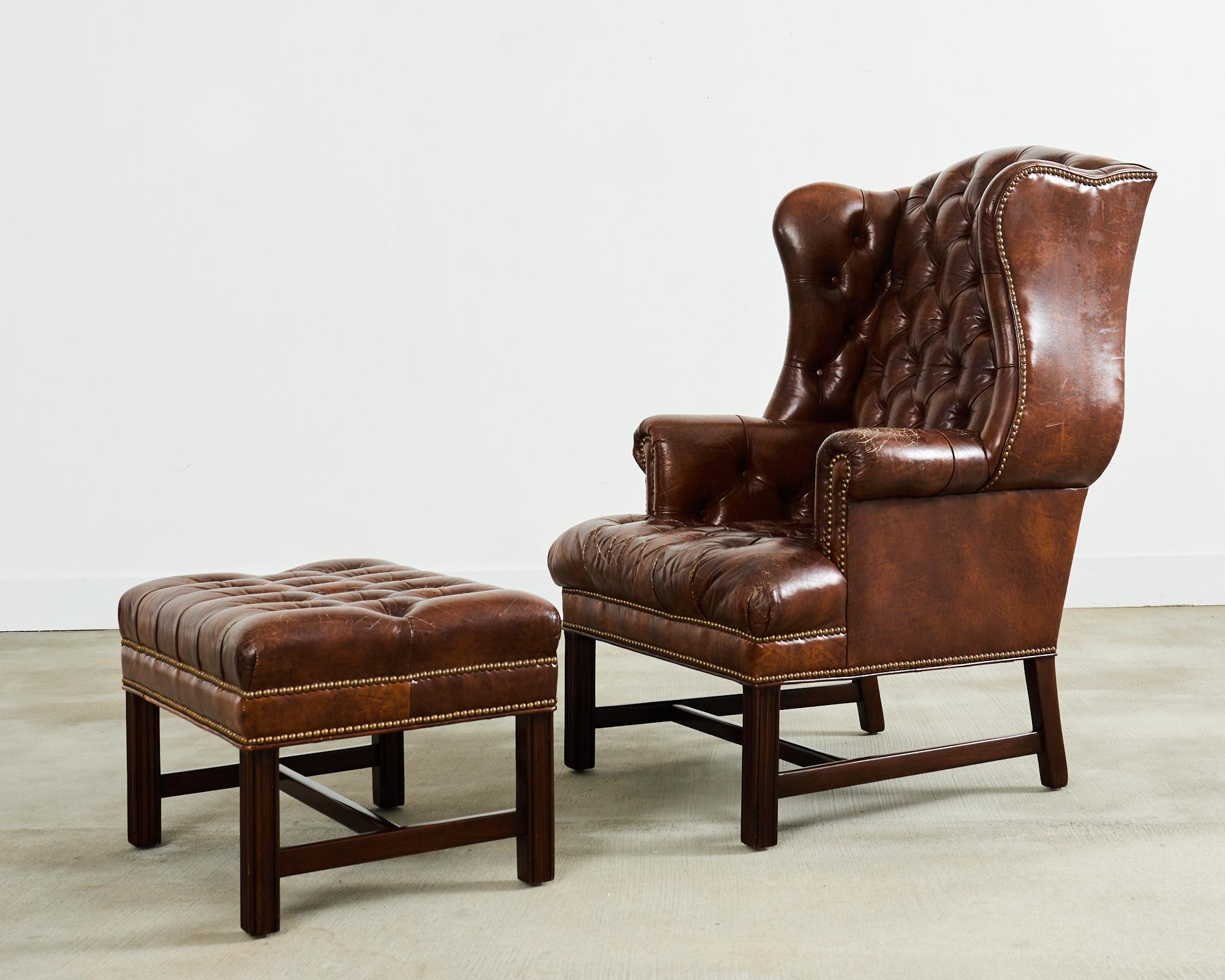 Silla y Otomana Wingback de Piel de Puro Acolchada Estilo Georgiano Chesterfield en venta