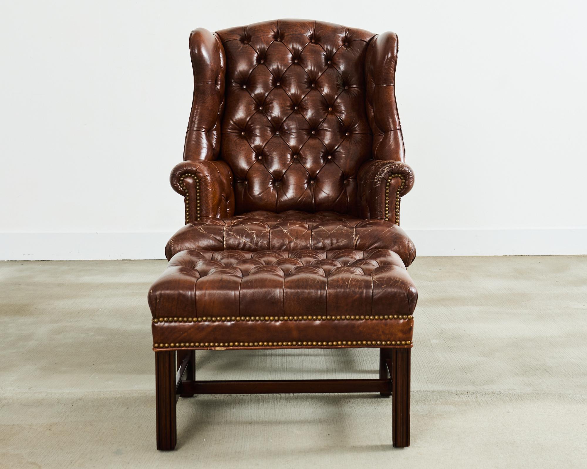 Silla y Otomana Wingback de Piel de Puro Acolchada Estilo Georgiano Estadounidense en venta